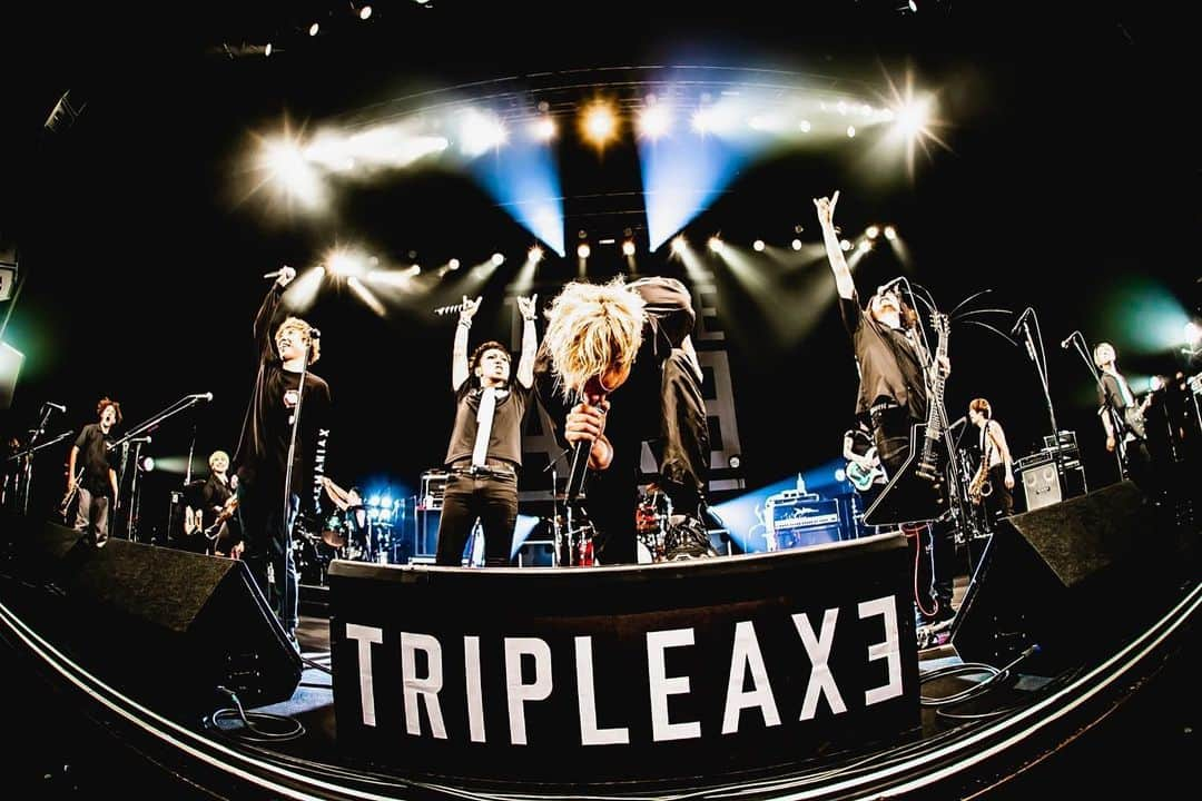 猪狩秀平さんのインスタグラム写真 - (猪狩秀平Instagram)「♪ . TRIPLEAXE ONE MAN TOUR ZEPP TOKYO. . こんにちは☺︎ ライブが終わったら身体の色んなところがめちゃくちゃ痛い！ けどこんなに心地いい痛みを味わうのも久しぶりです✌️ . 明日はZEPP札幌じゃーい！ 札幌到着！思ったより寒い！☃️ . 追記 ヘイのLINEが公式になったから追加しといて！ 前のん使えなくなります🙅‍♂️ . @hayachinphoto  @yamada_mphoto」4月15日 17時05分 - hey_igari_0131