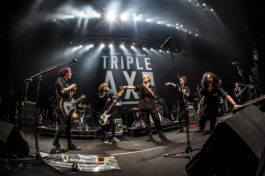 猪狩秀平さんのインスタグラム写真 - (猪狩秀平Instagram)「♪ . TRIPLEAXE ONE MAN TOUR ZEPP TOKYO. . こんにちは☺︎ ライブが終わったら身体の色んなところがめちゃくちゃ痛い！ けどこんなに心地いい痛みを味わうのも久しぶりです✌️ . 明日はZEPP札幌じゃーい！ 札幌到着！思ったより寒い！☃️ . 追記 ヘイのLINEが公式になったから追加しといて！ 前のん使えなくなります🙅‍♂️ . @hayachinphoto  @yamada_mphoto」4月15日 17時05分 - hey_igari_0131