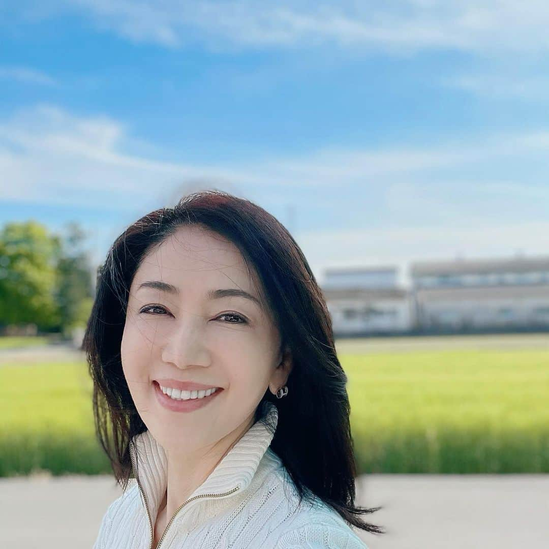 坂村かおるさんのインスタグラム写真 - (坂村かおるInstagram)「・ 私は体の歪みを整える為に定期的に接骨院へ通っています。 ・ こちらのドロップベットで施術します。 体の歪みは顔の歪みにも繋がりますので、バランスを整える事により小顔やダイエットも見込まれます☺️ ・  ドロップベットは患者さまの体重を利用することで、不必要な力が加えられることなく、肩や首や腰などへの施術を可能とする機器です。 比較的身体への負担を少なく、全身の歪みを改善も図ります。  ・ ・ 私のお気に入りの１つです☺️☺️  　　　   　　﻿ ﻿ 　　　　　　　　　　　　﻿ 　　﻿ ﻿ いつも「いいね！」を頂きありがとうございます。﻿ 皆さんのコメントに元気を貰っています😊﻿ ﻿ ﻿ #クィーンオブ美魔女﻿ #team美魔女﻿ #美ST﻿ #坂村かおる﻿ #トータルビューティーアドバイザー﻿ #美しく老いる﻿ #バランス﻿ #美容﻿ #コスメ﻿ #ファッション﻿ #今日のコーデ﻿ #トータルバランス﻿ #お洒落な人と繋がりたい﻿ #コスメ好きな人と繋がりたい﻿ #美意識高い人と繋がりたい﻿ #美魔女﻿ #美魔女が変わる﻿ #アップデートしてる人と繋がりた﻿ #小顔﻿ #体の歪み﻿ #ドロップベット﻿ ﻿ ﻿ ﻿」4月15日 17時21分 - kaoru.sakamura