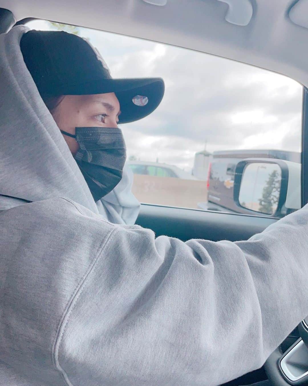 岩橋玄樹のインスタグラム：「今日はドライブをしました！  車を運転している時は色々な曲を聴いて、歌って、ストレス発散しています。 本当に歌は素晴らしいなぁって思います。 歌を聴いて、元気や勇気をもらって、また明日から頑張ろっていう気持ちになるのが、とても幸せです。  僕は歌を通して色々な人に出会い、たくさんの人に励まされました。 その恩を、少しずつ返せていけるように、頑張ります！  I went for a drive today!  When I'm driving I listen to various songs, sing, and relieve stress. I think music is really wonderful.  I'm very happy to hear new music and get energy, courage, and motivation to try hard again from tomorrow. Thanks to music I have met various amazing people.   I will do my best so that I can return those benefits little by little!   #いわちとデートなうに使っていいよ #ドライブデート #drive」