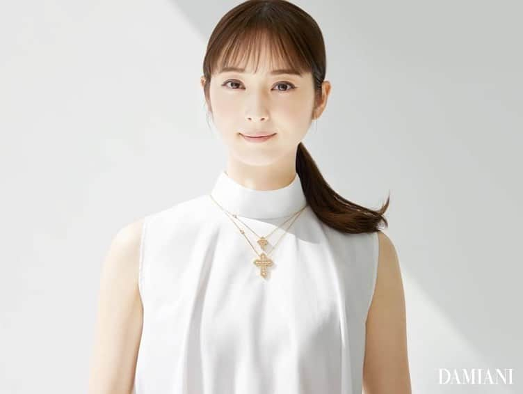 佐々木希さんのインスタグラム写真 - (佐々木希Instagram)「#Damiani  着用させてもらったネックレスは、大きい十字架の中に小さい十字架も入っていて、取り外して別々にも使えるので、その日の気分やファッションに合わせられるのも魅力的だなぁと思いました☺︎」4月15日 17時48分 - nozomisasaki_official