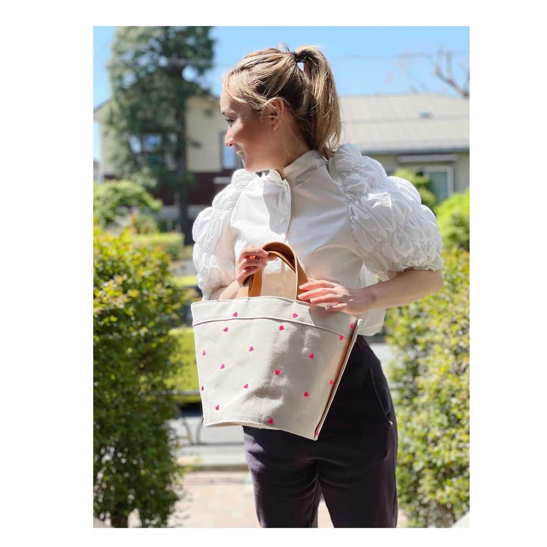 のインスタグラム：「明日はいよいよ、ハートのハッピーピンクカラー(ネオンピンク)のバックが販売スタートです💕  LUDLOW online スペシャル限定になります。刺繍糸のミーティングをした時、このピンクがいい！元気な感じでかわいいねー！とすぐ決まりました。 お昼の12時から開始です！  お楽しみに💕」