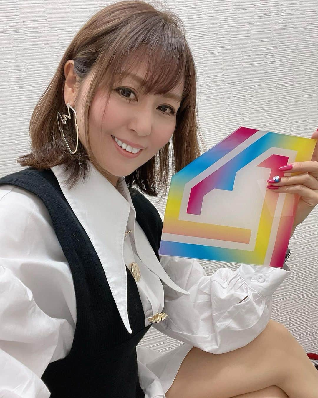 ikuさんのインスタグラム写真 - (ikuInstagram)「こんばんは♡ おつかれさまです♡ ・ TCB東京中央美容外科京都駅前院で切らないリフトアップ治療、ソノクイーン(ハイフ)の施術に行ってきました！  @tcbkyoto ・ 皮膚の筋膜層までアプローチされるとコラーゲンが生成されリフトアップ効果や美肌効果があるんだって💕 最近顎のラインがすごく気になってたので解消できると嬉しいな😊💕 ・ スタッフの方々、佐野先生にも丁寧にカウンセリングして頂いて安心してお任せ出来ました！  @tcb_sano  #佐野孝治  先生 ・ 施術も痛くないか心配でしたがほぼ痛みもなく楽しく会話もできるほど😊👌💕 ハイフの持続期間は約半年から1年だそうです！写真はその日のものなのであまり分かりずらいかもしれませんが二三日後、3週間後辺りが一番実感できるそうなので楽しみで仕方ありません～💕 ・ 私のインスタを見たっていうと特典があるかもです😊👌✨ ・ #東京中央美容外科京都駅前院#リフトアップならTCB東京中央美容外科#佐野孝治#pr #ベテラン#形成外科#形成外科専門医#リフトアップ#ハイフ#引き上げ#美意識#アラフィフ#hifu#ソノクイーン#アンチエイジング #美容整形ならTCB東京中央美容外科#東京中央美容外科　#美容外科#京都#京都駅前院#TCB」4月15日 17時58分 - cheriee515