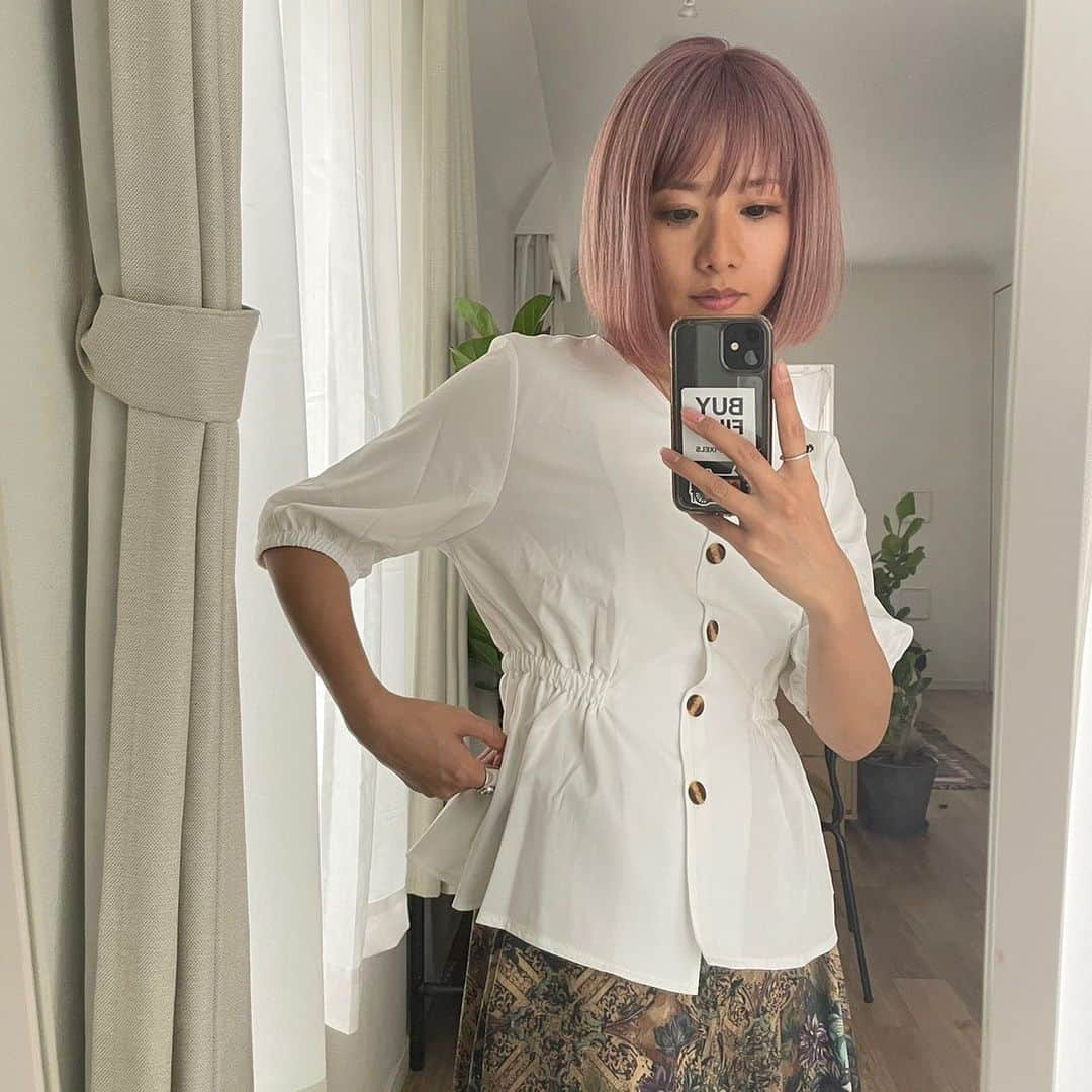 Aya（高本彩）さんのインスタグラム写真 - (Aya（高本彩）Instagram)「暖かくなってくると私服の入れ替えがあって 色んな洋服着たくなりますねぇ❤︎ 先週ガチ衣替えした！ 白のブラウスはNEWアイテムでする♡ @fifth_store TOPS / #fifth SKIRT / #amerivintage  #春#spring#私服#さやかとおそろいブラウス#fifth#フロントボタンウエストマークブラウス#フィフス#春コーデ#フィフスタイル」4月15日 18時05分 - aya_dream04