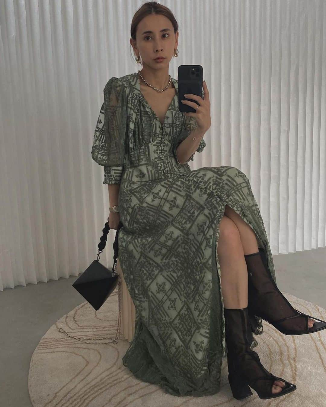 黒石奈央子さんのインスタグラム写真 - (黒石奈央子Instagram)「あめりふく . .  medi palace embroydery dress ¥23000 4/20 . . 先行で一番人気だったワンピース👗ついに本番発売！  @ameri_shinjuku @amerivintage @ameri_daikanyama @ameri.shinsaibashi  @ameri_omotesando #ameri#amerivintage #fashion #vintagefashion #coordinate#ootd#outfit#osanposnap #705_outfit #大人ファッション #大人コーディネート #大人スタイル #modestyle #modefashion#modecasual」4月15日 18時09分 - blackstone705