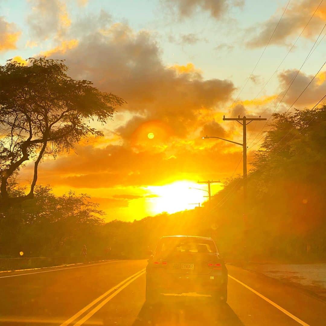 マキ・コニクソンさんのインスタグラム写真 - (マキ・コニクソンInstagram)「今日の夕日は眩しかった。 明日も晴れます様に！🙏🏻  お休みなさい... Sweet Dreams 🌙  #エアハワイ🌺  #ハワイのおすそ分け🤙🏼  #ダイアモンドヘッドロード」4月15日 18時33分 - makikonikson
