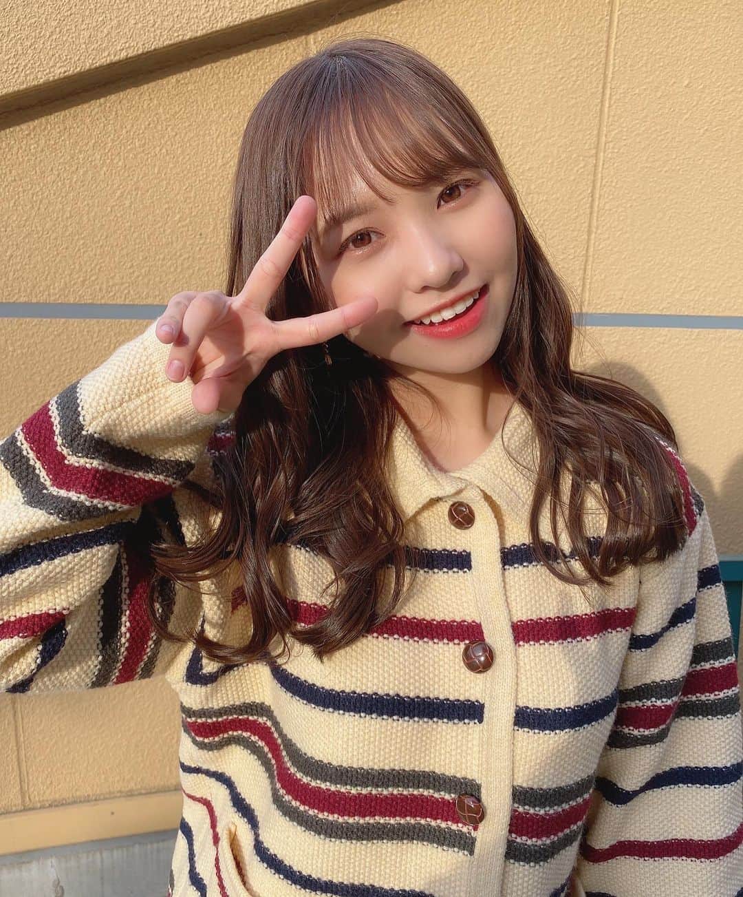 本郷柚巴のインスタグラム：「明るい時は暖かいのに 夜になるとやっぱり寒い😖  #髪色明るくなったなぁ #どの季節が好き ？ #17kg  #鏡撮り」