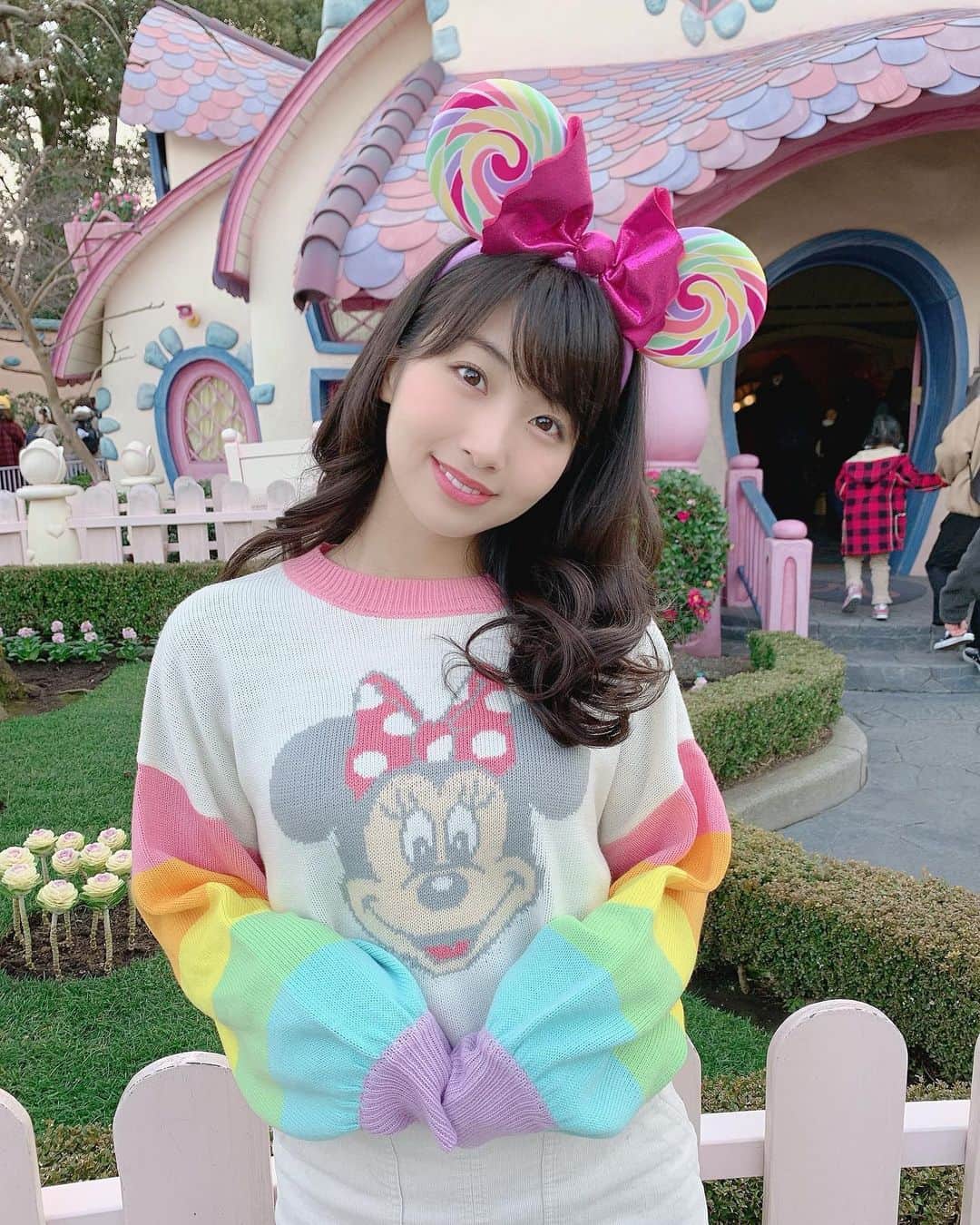 のインスタグラム：「#東京ディズニーランド 38周年㊗️🎉🌈 おめでとうございます！！！！！💗 . . 私にとって必要不可欠な、全てのゲストにHappinessを届け続けるほんっっっとに素晴らしい場所✨🎈幸せな気持ちの時には何倍にも膨らんで、逆にどんなに元気がなかったり悲しいことがあってもパークに一歩踏み入れれば一瞬にして笑顔になれるそんな場所！これからも沢山お世話になります🥰🥰🌷 . . . . 去年はパークでお祝いできなかったけど今年はみんなでお祝いできるの嬉しいね🥺💗🌼(私はもう少し我慢……早く行きたい🥲🥲) . . 3・4枚目も懐かしいから載せる🍭🌈 . . #tokyodisneyland #tokyodisneyresort #tdr #tdl #tokyodisney #disneyland #東京ディズニーランド #東京ディズニーリゾート #ディズニー #ディズニーコーデ #ディズニー写真部 #双子ディズニー #双子コーデ #disneybound #ディズニーバウンド #disneyoutfit #disneyfashion #disneygram #ディズニーグラム #コーデ記録 #キャラグリ」