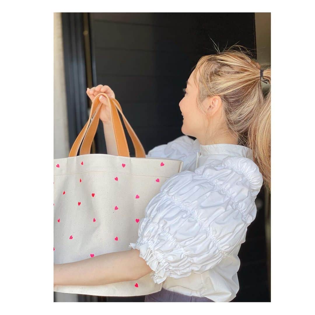のインスタグラム：「💕ハッピーピンクのハートバックは 2サイズ！ 写真で抱えているのがLサイズです。  (一つ前のpostはSサイズです) 明日online で12時から販売スタートします！yoroshiku！💕」