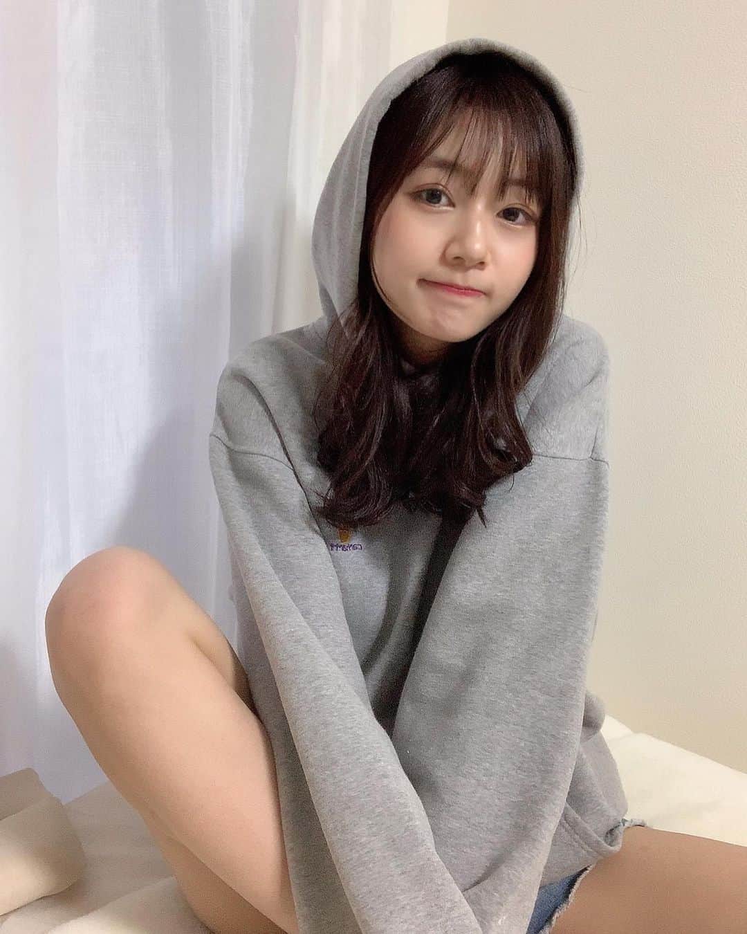 杉浦みずきのインスタグラム：「. ショーパン履ける季節きたあと思ったのに また寒いやんか、、なんでやねん、、 #すみっこぐらし #なんの顔」