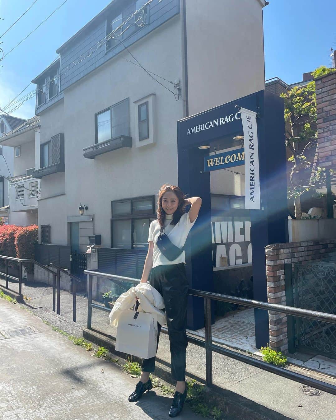 江藤百香のインスタグラム：「4月17日にキャットストリートにオープンする アメリカンラグシーの店舗にひと足お先にお邪魔させていただきました！  店内は4階まであり、可愛いくて着たい商品が沢山でした🌸  #アメリカンラグシー #americanragcie  @american_rag_cie」
