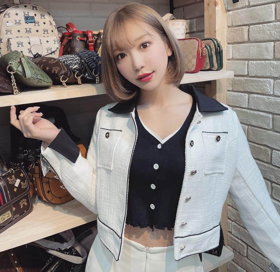 のインスタグラム：「. ちえちゃん( @_xoxo_yejin_ ) の働いてる @plac_shinokubo でお買い物してきたよ👗🛍 韓国ファッションが豊富で とっっても可愛かったよ🇰🇷💯 #韓国 #おるちゃん #韓国ファッション #オルチャンファッション #新大久保」