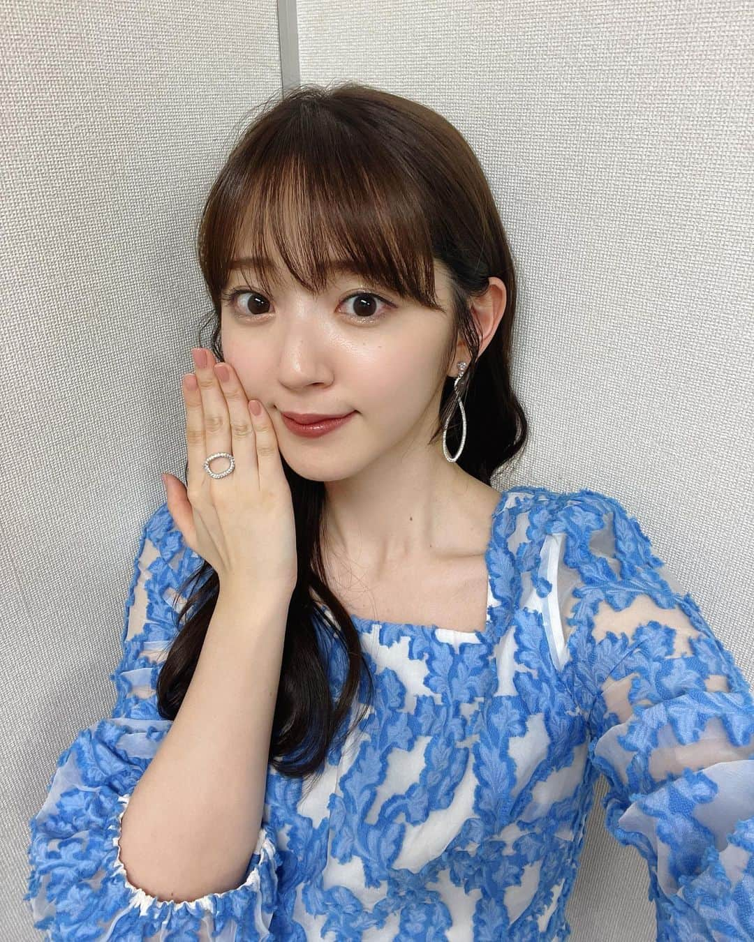 鈴木愛理さんのインスタグラム写真 - (鈴木愛理Instagram)「✴︎﻿ 本日、NHK Eテレ #クラシックTV ﻿ 22:00から放送です！✨﻿ ﻿ 本日はLittle Glee Monsterさんをお迎えして﻿ "合唱"のお話を〜🥰♪﻿ ﻿ 私も実は少し歌います...😳﻿ ﻿ ぜひご覧ください✨﻿ ﻿ ＊dress: @masaco_teranishi  ＊accessory: @swarovski  ＊shoes: @dianashoespress  ﻿ #クラシックTV」4月15日 19時09分 - airisuzuki_official_uf