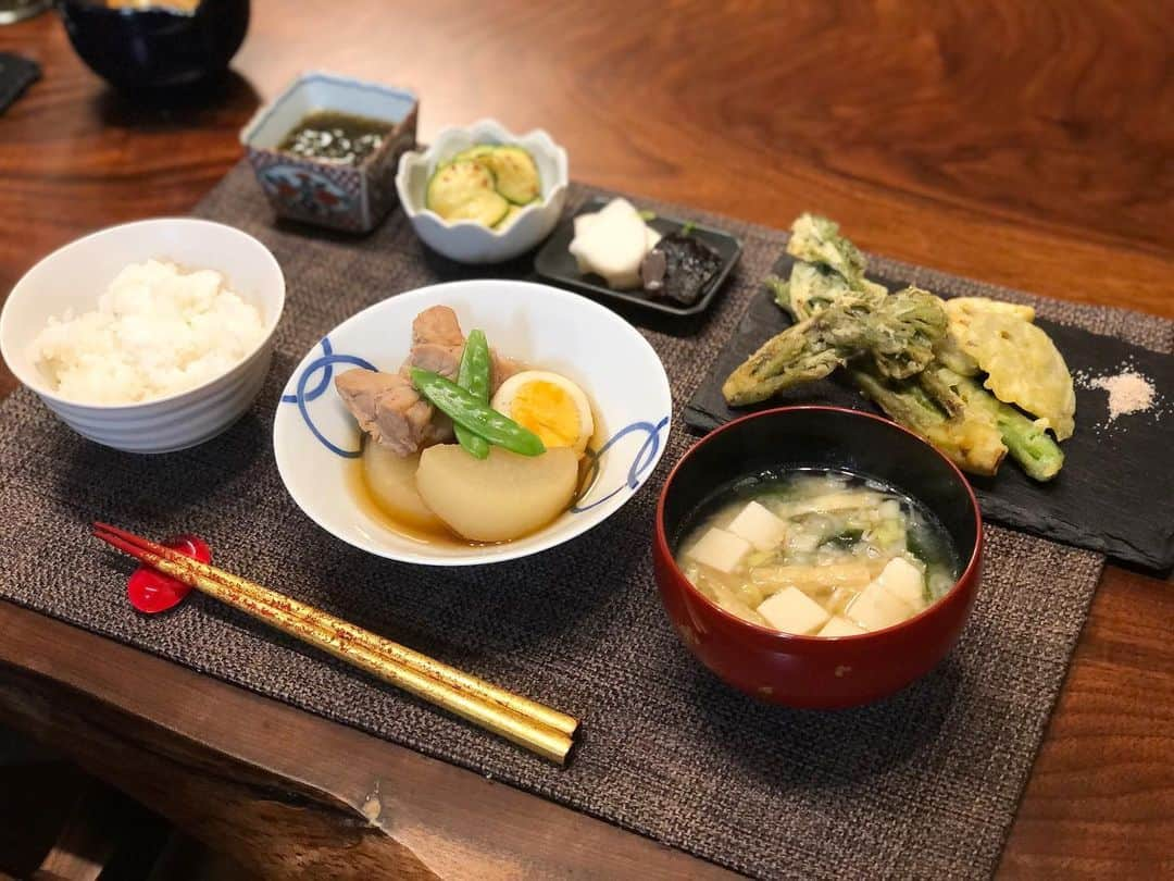 月央和沙さんのインスタグラム写真 - (月央和沙Instagram)「うちの晩ご飯👆🏻 . #鶏肉と大根の煮物 #タラの芽 #れんこん #アスパラの天ぷら #ズッキーニのナムル #もずく酢 #豆腐とわかめのお味噌汁 #お漬物 #納豆」4月15日 19時11分 - kazusa_tsukio