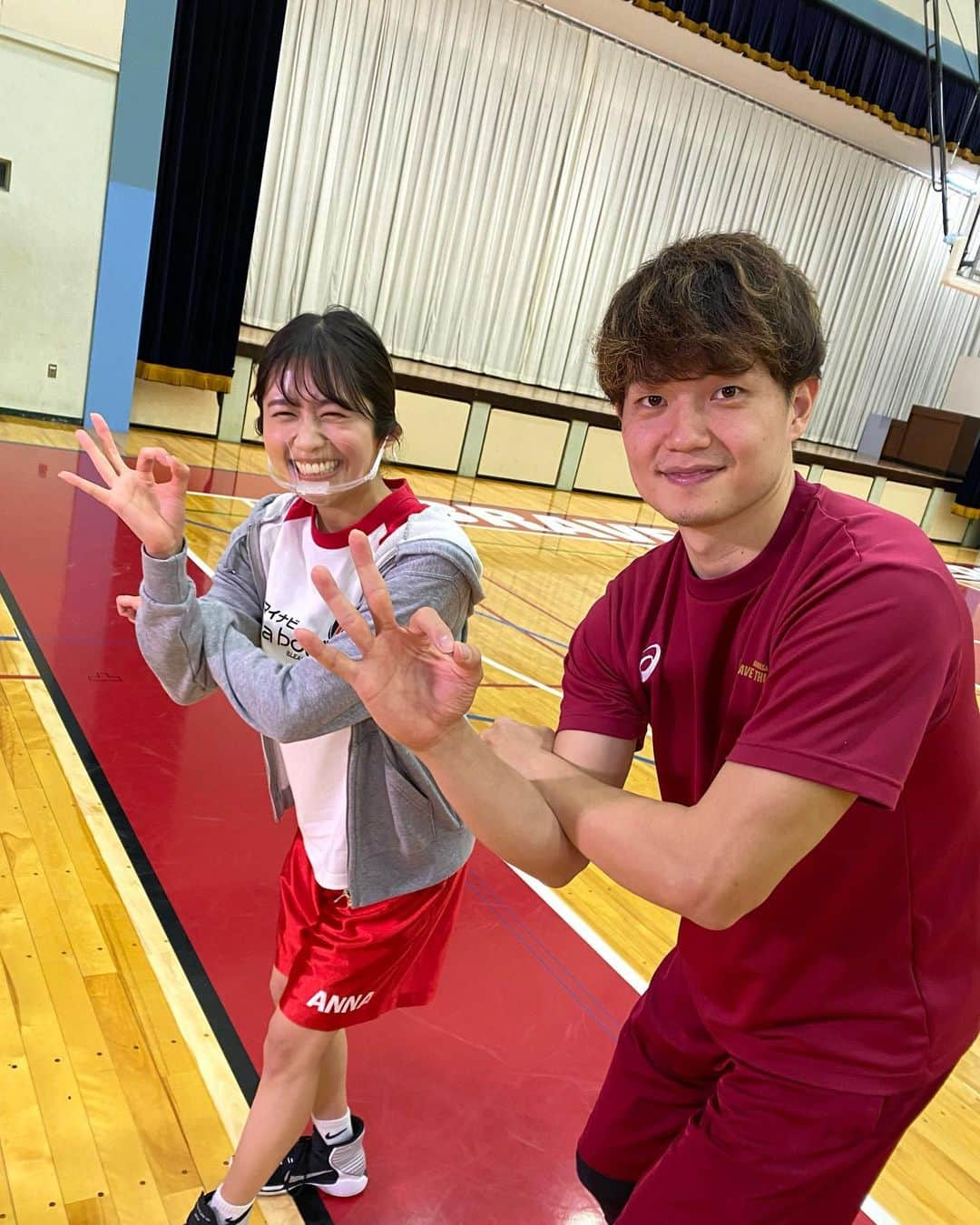 浅野杏奈さんのインスタグラム写真 - (浅野杏奈Instagram)「本日22時〜﻿ ﻿ BS11🏀マイナビ Be a booster!🏀﻿ ﻿ 川崎ブレイブサンダースの﻿ 辻直人選手にインタビューさせて頂きました✨﻿ ﻿ 辻ポーズをお願いしたところ、﻿ 快くして下さいました😭﻿ 嬉しすぎる！！うおー！ありがたき幸せ！﻿ ﻿ ﻿ #bs11bab #Bリーグ﻿ #川崎ブレイブサンダース﻿ #辻直人　選手﻿ #川崎YouTube面白すぎます﻿ #じーつー選手　#ONETEAM🤣」4月15日 19時21分 - this.is.anna_box