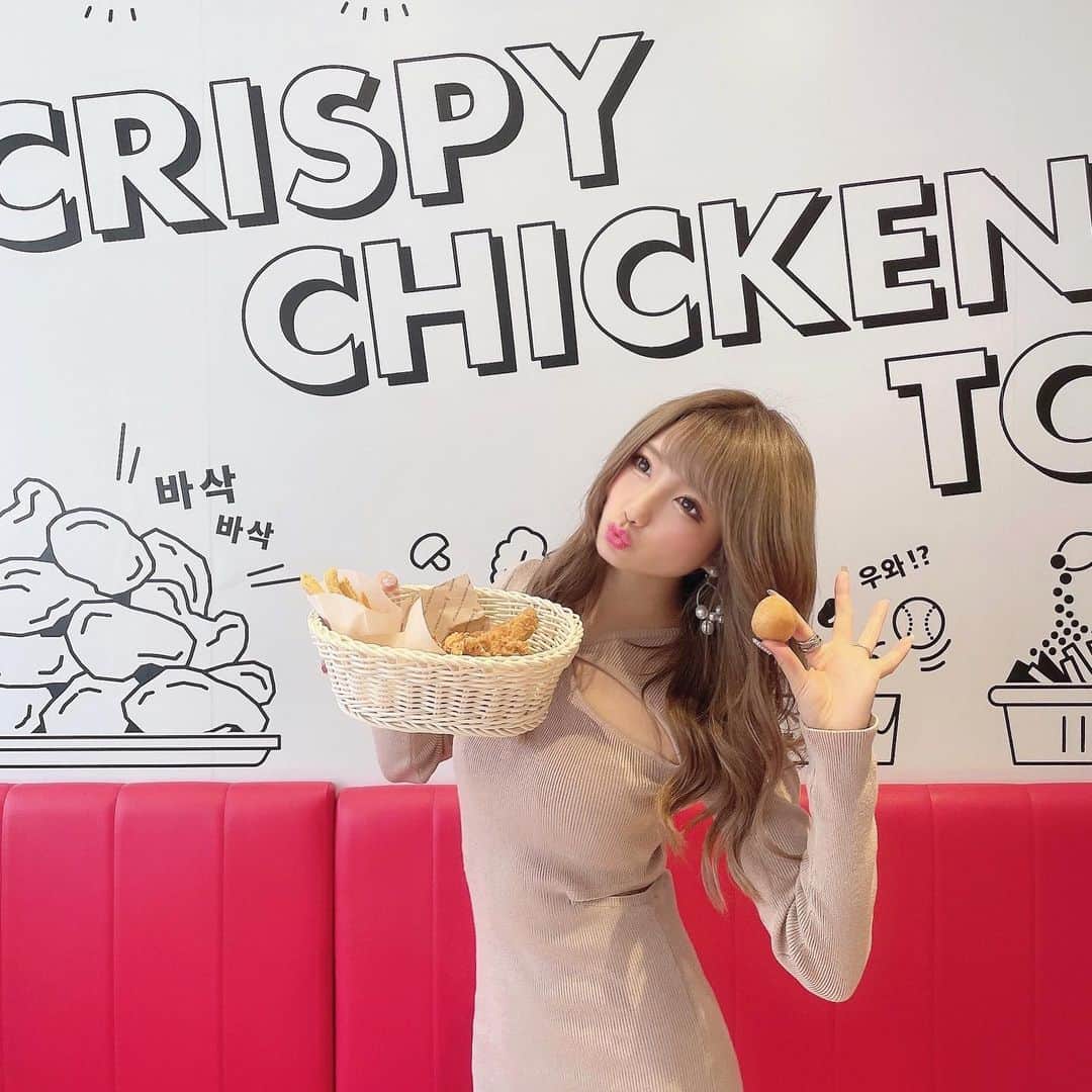 まゆぴちゅーさんのインスタグラム写真 - (まゆぴちゅーInstagram)「🐓CRISPY CHICKEN'n TOMATO🐓✩  全国200店舗以上ある韓国チキンのお店🇰🇷、  @crispychicken_tomato の 初の直営店の『千歳烏山店』が4/17にOpen するということで…！！！👏🎉  プレオープンのレセプションパーティーに ご招待いただいて行ってきました🥺✨  ここのチキンね、 サックサクで美味しいの\( ˆoˆ )/⭐️⭐️⭐️  骨なしチキンから、 ドラムやサイ、手羽中や手羽元の骨ありチキン まであったり、ササミチキンまであって😍😍 1枚目で持ってる丸いのはチーズボール🧀💓  ぜーんぶ美味しいし、 なにより種類豊富なソースから選べて、 味変できて楽しかった🙈💓 (オススメはピリ辛なコチュマヨソース💋)  ぜひ行ってみてね♡ 全国にあるからUber eatsとかテイクアウトもぜひ！  -----------------------------  📍 東京都世田谷区南烏山６丁目２−３　 　　スバルビル１F・２F 🚃 千歳烏山駅北口から徒歩30秒 📞 03-6279-5184  -----------------------------  #クリスピーチキンアンドトマト #cct #cctフォト #crispychicken #crispychickenandtomato  #クリスピーチキン #千歳烏山 #千歳烏山グルメ  #東京グルメ #インスタグルメアワード2021  #東京グルメ巡り #東京グルメ部 #チキン #渋谷グルメ #世田谷グルメ #世田谷カフェ #ビジョビ」4月15日 19時15分 - mayu_03pichu