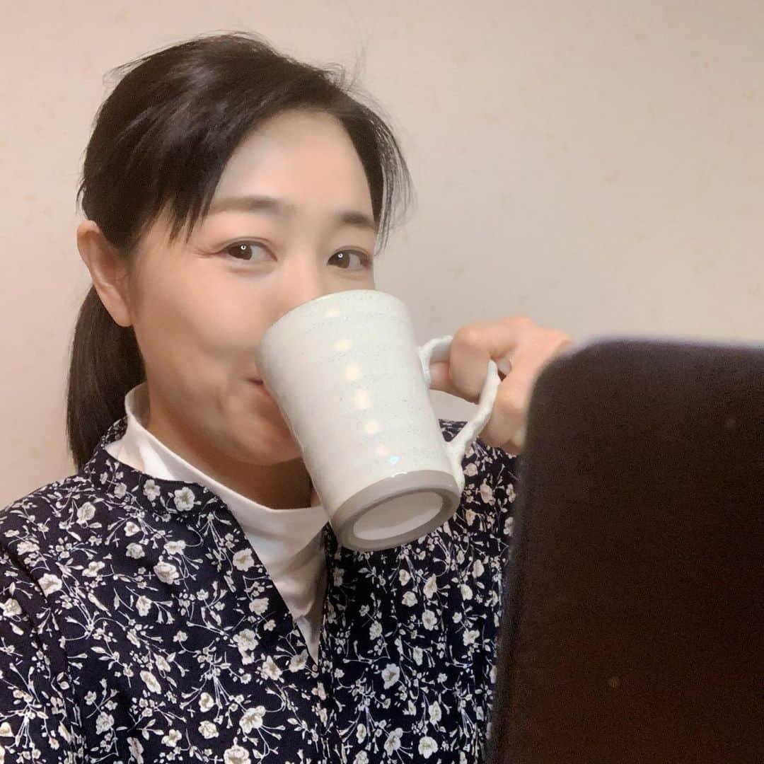 菊池桃子さんのインスタグラム写真 - (菊池桃子Instagram)「*  zoom会議が終了。💻 この１年、これまで使わなかった機能で会議や録音…… 💻パソコンのスキルが上がった！？  #zoom  #お疲れ様です」4月15日 19時27分 - momoko_kikuchi_official