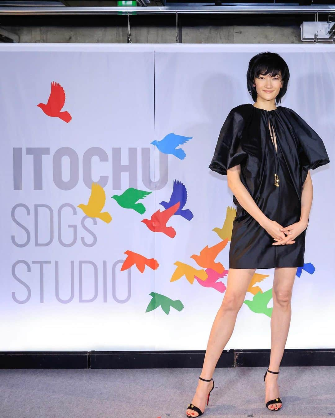 冨永愛さんのインスタグラム写真 - (冨永愛Instagram)「﻿ ﻿ 「ITOCHU SDGs STUDIO」が青山にオープン！﻿ エシカルコンビニも併設されていて、ここに行けば自分にも地球にも優しい品物に出会えるよ❤︎﻿ カフェも気になる！﻿ ﻿ このスタジオのエバンジェリストに就任しました！﻿ ﻿ #SDGs﻿ #itochusdgsstudio﻿ #サステナブル #エシカル﻿ ﻿」4月15日 19時39分 - ai_tominaga_official