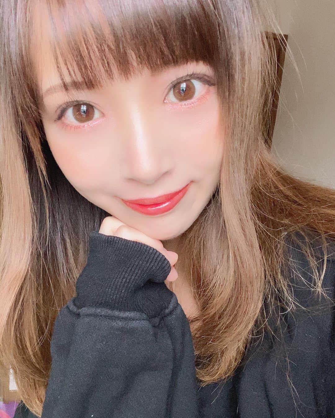 鈴木りんだのインスタグラム：「前髪もう二度と自分で切らないといいつつ結局自分で切った。 ぱっつんにしたいわけではなく下手だからぱっつんになる。 今月五億年ぶりに美容室行く予定だからその時ぱっつんじゃなくしてもらうw #ヒートテックが見えてる」