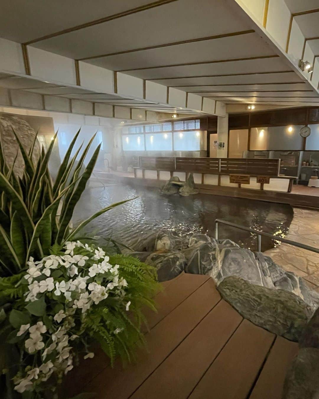 吉山りささんのインスタグラム写真 - (吉山りさInstagram)「♨️ 今日の温泉タオルは  『ホテルサンバレー那須』さん🏨  ❄️️想像をはるかに超えた広くて大きな敷地で温泉三昧😍♨️  沢山の種類のお風呂や露天風呂♨️  そして建物も 色んな棟があって迷っちゃうくらい広かった💕  撮影した露天風呂付客室にお泊まりしたくて  東京からのバスツアーも調べてしまった🚌💨（笑）  露天風呂付き客室大好き☺️♨️ 一日のうちほぼ入ってます！😍  #勝手に好きな温泉紹介   #観光 #栃木観光 #栃木 #旅 #旅行 #トラベル #travel #温泉旅行 #温泉タオル   #吉山りさ #温泉女子 #♨️   #フリーモデル #温泉モデル #モデル #美容  #一人旅  #女子旅  #フリーランスモデル #me #instalike  #モデル #model #Japanese  #バスタオルモデル #모델   📍そしてホテルサンバレーさんの温泉タオルもふわふわで質が良き〜💓  旅したいなぁ😚 #タビジョ    #露天風呂付客室  #露天風呂付き客室 @sunvalley_nasu_official」4月15日 19時35分 - oreorerisa