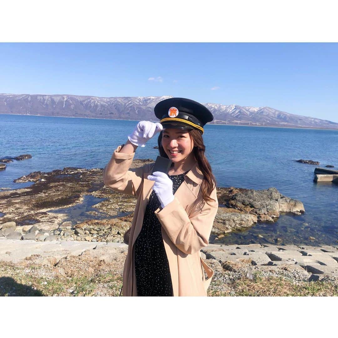 芳賀愛華のインスタグラム：「. 駅員さんの格好でこんばんは🙋‍♀️ 今週の旅コミ北海道は道の駅ランキングーーー🤩✨ 最新のランキングをご紹介します💓 グルメ部門やお土産部門もご紹介するので ドライブの参考にぜひ😋✨ . . .#旅コミ北海道#じゃらん#道の駅#北海道道の駅#ドライブ」
