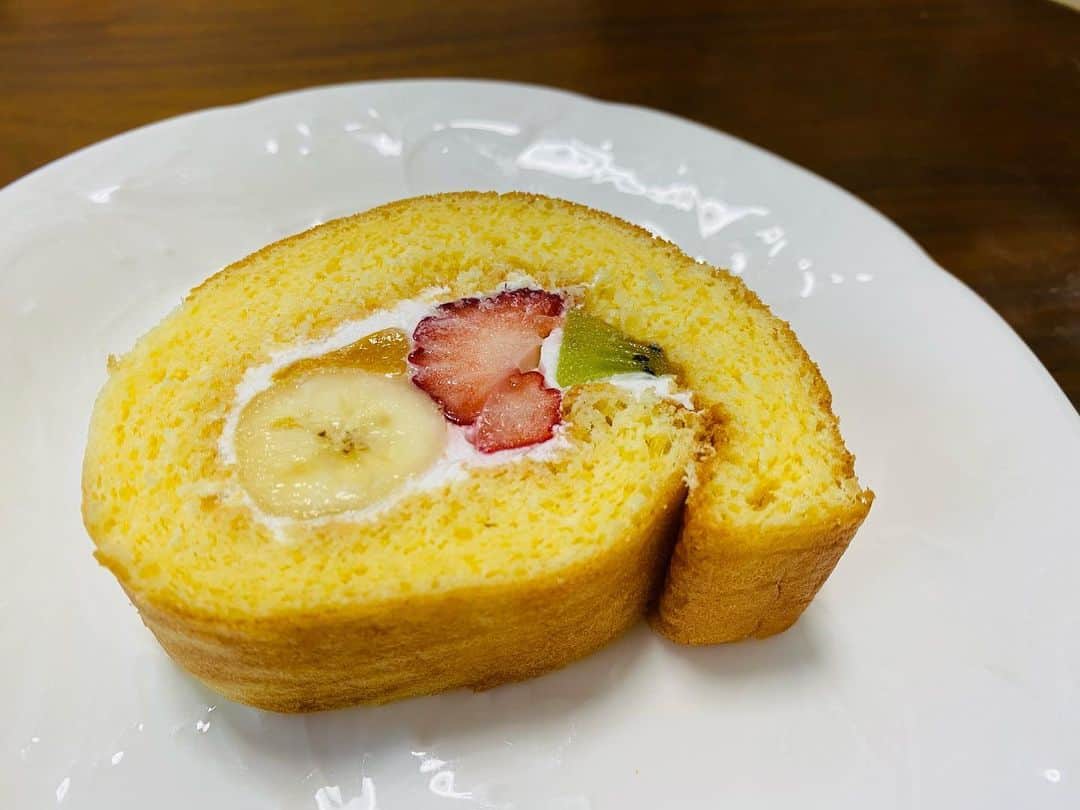 上山真未さんのインスタグラム写真 - (上山真未Instagram)「ロールケーキを作りました！﻿ ﻿ バナナが足りなくて﻿ キウイでごまかしたのはご愛嬌😽笑﻿ ﻿ 切る瞬間のワクワク感が楽しかったです♪﻿ ﻿ ﻿ 目指せ、 #萌え断 ！！！﻿ #東海テレビ﻿ #アナウンサー﻿ #上山真未」4月15日 19時57分 - ueyama_mami