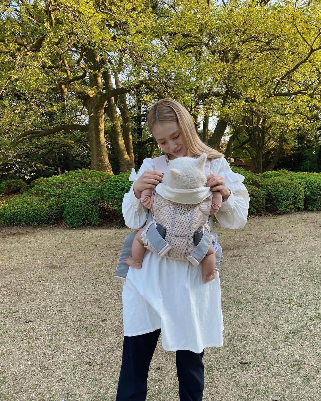 目見田早弥子のインスタグラム：「🌸. 最近使い始めた @babybjorn の抱っこ紐🌼 "ベビーキャリアONE KAI"は 日本人の体格を考慮した専用モデル。 コットンとメッシュの２タイプあって 私は夏も涼しそうなメッシュタイプを使っています🕊 まだ対面抱っこしかしたことがないのですが ４通りの抱っこやおんぶができるそう!💭 家事する時はおんぶスタイルが良いので助かる😂✨ (新生児〜３歳まで使えます◎) ⠀ 実際に使ってみて 最初は付け方がわからずてこずったけど 慣れてきてからは抱っこする時も降ろす時も 赤ちゃんを片手で支えられるから安心感があります🌿 あとは..軽い!私が以前から持っていた抱っこ紐と比べると かなり軽いので外出時に荷物がかさばらなくて良い◎ 軽いのにショルダーパッドにしっかり厚みがあるから １日着けててもくいこんで痛いとかも今のところ無し👌🏻 それぞれのベルトの調節が簡単だから papaと一緒にも使いやすいんじゃないかなと👨🏼 あと色も好き! ピンクだけどピンクの主張が強過ぎないので 使いやすいと思います🍑 ベビービョルンは着けたときの見た目がスッキリしてて mamaのお洋服の邪魔をしなくて良いなと(むしろ可愛い!) 自分の写真を見て思った😂🤍 #ベビービョルン#babybjorn#babybjorn_ad#抱っこ紐#ベビー用品#育児グッズ#ベビーグッズ」