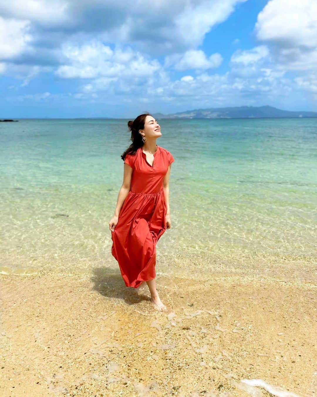 石井里奈さんのインスタグラム写真 - (石井里奈Instagram)「こんばんは✨🏝 . 今夜は沖縄編🧡 UMITO PLAGE The Atta Okinawaホテルの目の前にある熱田ビーチへ🏖 . プライベートビーチみたいで、海も砂浜も綺麗で、波の音に癒されました💕本当時間があれば砂浜にポケーと座ってぼーっとしたかったな🥺✨ . dress... @stateofmind.som  . 綺麗なオレンジのワンピースが海に映え✨これからの季節大活躍しそうなワンピース👗しかも楽ちんだから最近おうちでも着てたりするよ🎵 明るいビタミンカラーは元気出ますね☀️✨ . 旅行でたくさん佳子が素敵な写真撮ってくれたから載せたいのがたくさんです🥺✨今日もお疲れ様でした✨ . #りなまるコーデ #沖縄 #熱田ビーチ #ビーチ #beach #okinawa #stateofmind #som #intheknowgl #ステートオブマインド #リゾート #リゾートコーデ #沖縄旅行 #沖縄観光 #沖縄ホテル #海 #resorthotel #沖縄好きな人と繋がりたい #沖縄観光スポット #沖縄移住 #okinawajapan #okinawalife #マキシワンピ #リゾートワンピース #リゾート婚 #ビタミン #オレンジ #orange #オレンジカラー #sea」4月15日 20時12分 - ri7tin1025