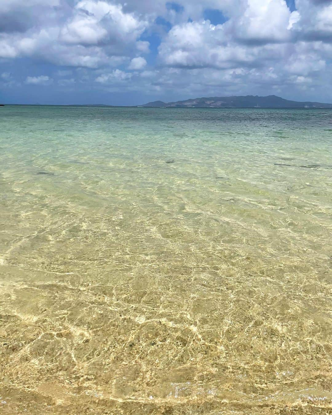 石井里奈さんのインスタグラム写真 - (石井里奈Instagram)「こんばんは✨🏝 . 今夜は沖縄編🧡 UMITO PLAGE The Atta Okinawaホテルの目の前にある熱田ビーチへ🏖 . プライベートビーチみたいで、海も砂浜も綺麗で、波の音に癒されました💕本当時間があれば砂浜にポケーと座ってぼーっとしたかったな🥺✨ . dress... @stateofmind.som  . 綺麗なオレンジのワンピースが海に映え✨これからの季節大活躍しそうなワンピース👗しかも楽ちんだから最近おうちでも着てたりするよ🎵 明るいビタミンカラーは元気出ますね☀️✨ . 旅行でたくさん佳子が素敵な写真撮ってくれたから載せたいのがたくさんです🥺✨今日もお疲れ様でした✨ . #りなまるコーデ #沖縄 #熱田ビーチ #ビーチ #beach #okinawa #stateofmind #som #intheknowgl #ステートオブマインド #リゾート #リゾートコーデ #沖縄旅行 #沖縄観光 #沖縄ホテル #海 #resorthotel #沖縄好きな人と繋がりたい #沖縄観光スポット #沖縄移住 #okinawajapan #okinawalife #マキシワンピ #リゾートワンピース #リゾート婚 #ビタミン #オレンジ #orange #オレンジカラー #sea」4月15日 20時12分 - ri7tin1025