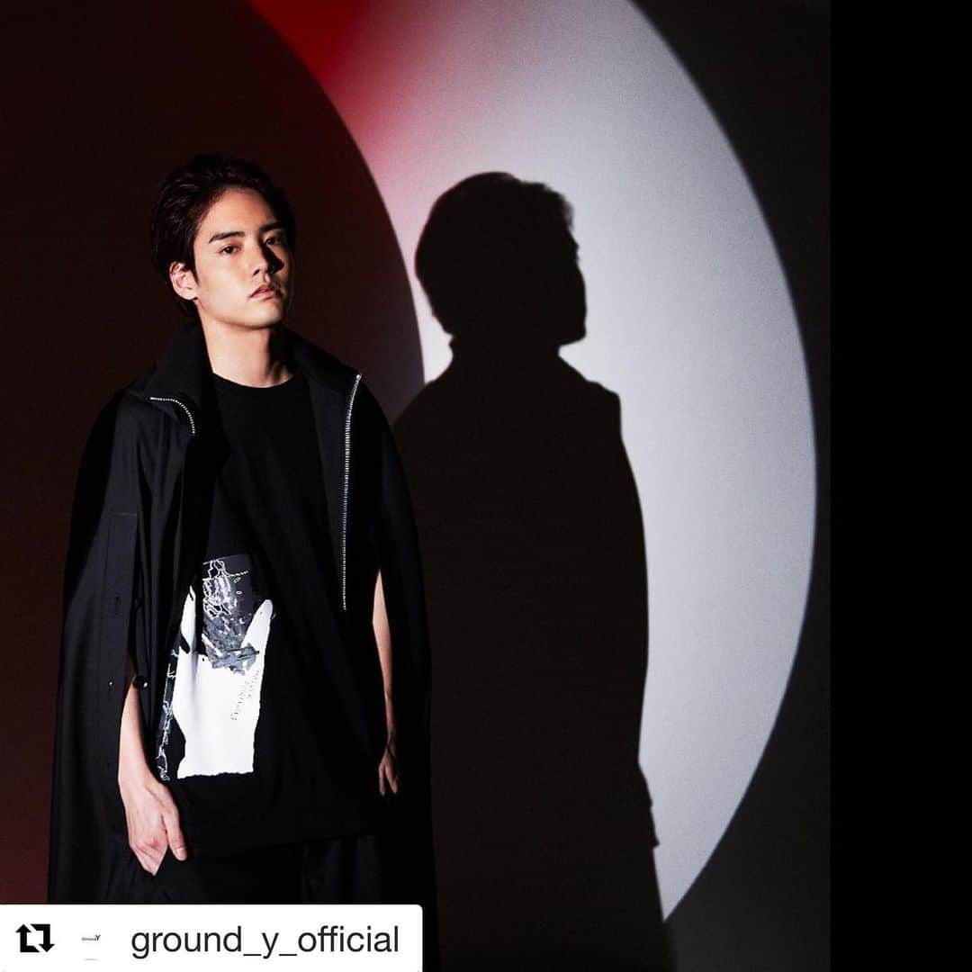 赤楚衛二さんのインスタグラム写真 - (赤楚衛二Instagram)「Ground Yさんとコラボさせて頂きました。 とてもかっこいいです！ 是非チェックして下さいませ！  #Repost @ground_y_official with @get_repost ・・・ ブランド4周年を記念して7名(赤楚衛二・黒羽麻璃央・武田玲奈・森田美勇人・横田ひかる・adieu(上白石萌歌)・SKY-HI)※五十音順 とのコラボレートアイテムを4月21日(水)より順次発売が決定  本collectionの為に7人各々が独自の想いを込めて作成した直筆のアートワークやドローイング、メッセージ、サインなどを、ヨウジヤマモト社の物作りのDNAを継承するGround Yのフィルターを通して昇華。  詳細 https://theshopyohjiyamamoto.jp/shop/t/t1317/  #赤楚衛二 #黒羽麻璃央 #武田玲奈 #森田美勇人 #7order  #横田ひかる #adieu #上白石萌歌) #SKYHI #groundy #yohjiyamamoto #グラウンドワイ #ヨウジヤマモト #山本耀司 #y3 #4th #anniversary #collaboration #laforetharajuku #shinsaibashiparco」4月15日 22時06分 - akasoeiji