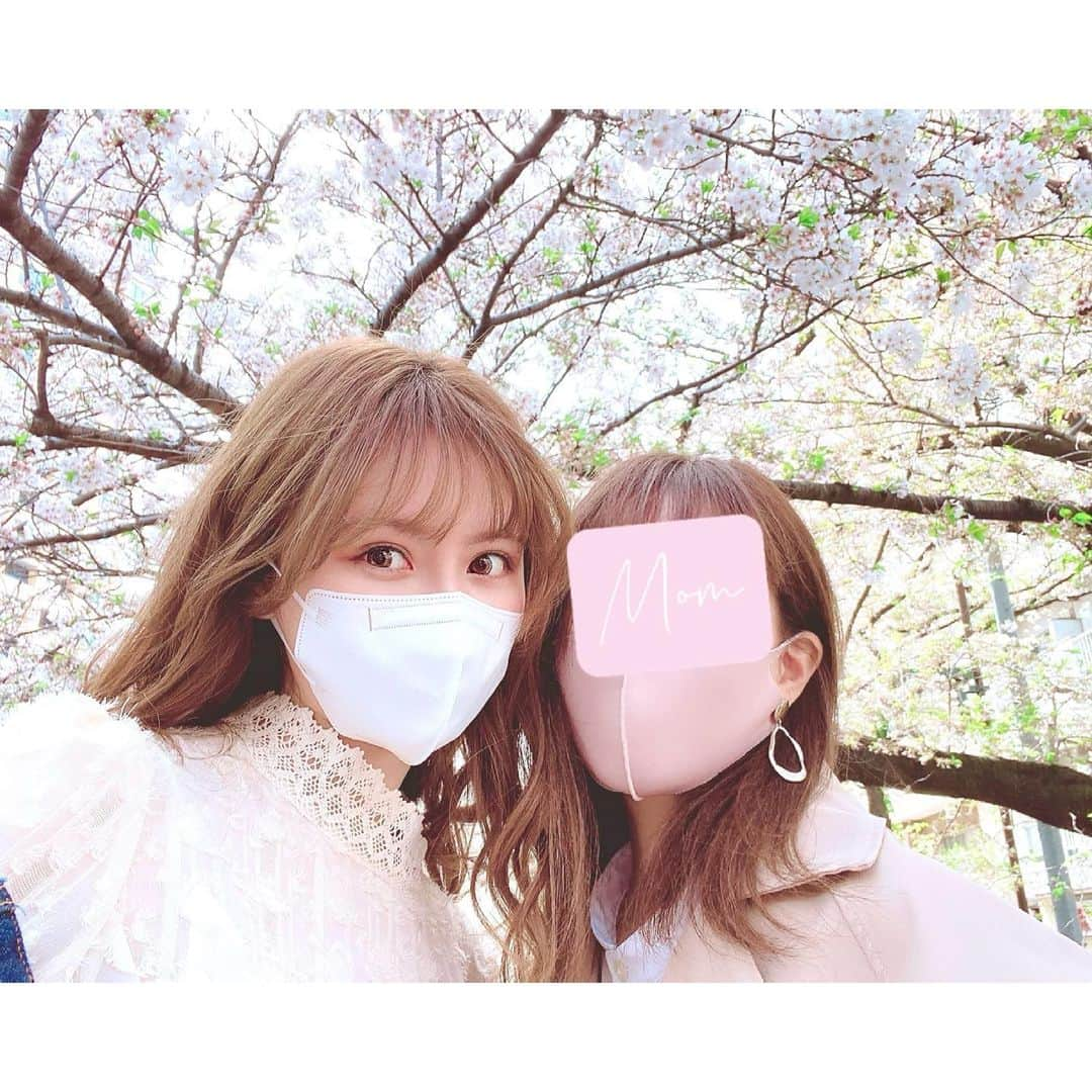 込山榛香さんのインスタグラム写真 - (込山榛香Instagram)「中目黒で沢山食べた日🌸🌸﻿ ﻿ ﻿ 普段お家から出ないので、﻿ お仕事や用事がある時に出かけたら﻿ 1日で全部食べたいもの食べちゃう🍴﻿ ﻿ ﻿ ﻿ #スターバックスリザーブロースタリー に﻿ 初めて行けて嬉しかったな☕️﻿ ﻿ 大好きな桜メニューも沢山食べられて幸せ🥐🌸﻿ ﻿ ﻿ ﻿ #スターバックス #中目黒 #桜 #桜スイーツ﻿ #笹軒 #オムリターラコ #INITIAL #シメパフェ﻿」4月15日 22時12分 - komiharu_official