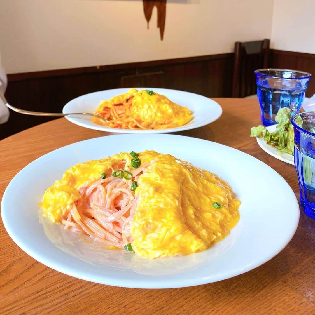 込山榛香さんのインスタグラム写真 - (込山榛香Instagram)「中目黒で沢山食べた日🌸🌸﻿ ﻿ ﻿ 普段お家から出ないので、﻿ お仕事や用事がある時に出かけたら﻿ 1日で全部食べたいもの食べちゃう🍴﻿ ﻿ ﻿ ﻿ #スターバックスリザーブロースタリー に﻿ 初めて行けて嬉しかったな☕️﻿ ﻿ 大好きな桜メニューも沢山食べられて幸せ🥐🌸﻿ ﻿ ﻿ ﻿ #スターバックス #中目黒 #桜 #桜スイーツ﻿ #笹軒 #オムリターラコ #INITIAL #シメパフェ﻿」4月15日 22時12分 - komiharu_official