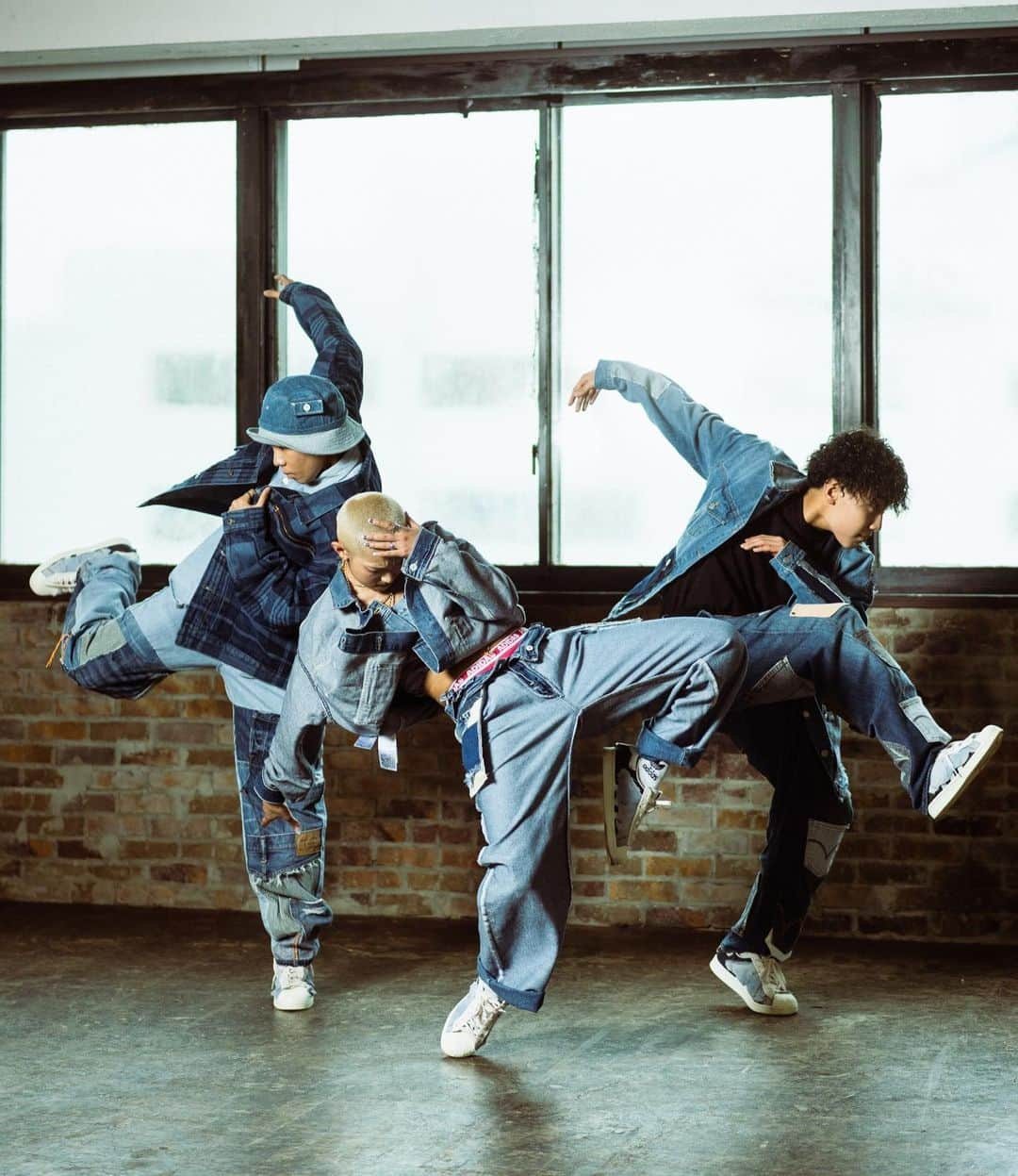 アトモスガールズ/atmos girlsさんのインスタグラム写真 - (アトモスガールズ/atmos girlsInstagram)「. adidas Originals for atmos SST “DENIM” の発売を記念して2021年4月17日(土) / 4月18日(日)に両国国技館で開催される “マイナビDANCE ALIVE HERO’S 2020 / 2021 FINAL”にPOPUPブースを出店します！ @dancealivejapan    会場にて『ADIDAS ORIGINALS SST W21 "DENIM"』をご購入のお客様に ”STUDIO33”のオリジナル刺繍のカスタマズをプレゼント！！ その他、SNSに写真投稿でノベルティプレゼントなども行います。 2日間限定の『SNEAKERS FACTORY』にぜひ遊びに来てください！  ＊入場にはDANCE ALIVE HERO’S 2020 / 2021 FINALのチケットが必要です。  @kyoka_rushball.official  @studio33tokyo   是非お見逃しなく✨  #atmos #atmospink #atmostokyo #shoes#adidas#stansmith #newarrived #denim #sneakers #spring #dance #street #streetstyle #harajuku #アトモス #アトモスピンク #アトモストウキョウ #アディダス  #スタンスミス  #デニム #3本ラインのブランド#春コーデ#春ファッション#スウェットコーデ#ストリート#ダンス #ストリートコーデ#コーディネート #ストリートファッション#👟」4月15日 22時19分 - atmos_pink_official