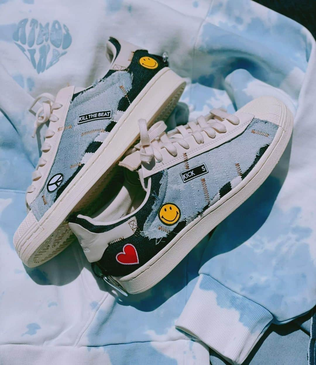 アトモスガールズ/atmos girlsのインスタグラム：「. adidas Originals for atmos SST “DENIM” の発売を記念して2021年4月17日(土) / 4月18日(日)に両国国技館で開催される “マイナビDANCE ALIVE HERO’S 2020 / 2021 FINAL”にPOPUPブースを出店します！ @dancealivejapan    会場にて『ADIDAS ORIGINALS SST W21 "DENIM"』をご購入のお客様に ”STUDIO33”のオリジナル刺繍のカスタマズをプレゼント！！ その他、SNSに写真投稿でノベルティプレゼントなども行います。 2日間限定の『SNEAKERS FACTORY』にぜひ遊びに来てください！  ＊入場にはDANCE ALIVE HERO’S 2020 / 2021 FINALのチケットが必要です。  @kyoka_rushball.official  @studio33tokyo   是非お見逃しなく✨  #atmos #atmospink #atmostokyo #shoes#adidas#stansmith #newarrived #denim #sneakers #spring #dance #street #streetstyle #harajuku #アトモス #アトモスピンク #アトモストウキョウ #アディダス  #スタンスミス  #デニム #3本ラインのブランド#春コーデ#春ファッション#スウェットコーデ#ストリート#ダンス #ストリートコーデ#コーディネート #ストリートファッション#👟」