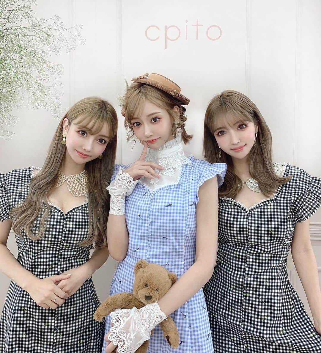 吉川ちえさんのインスタグラム写真 - (吉川ちえInstagram)「【cpito🧸展示会🎀】 . 私の推し様👼明日花キララちゃんの アパレルブランド🧡❤️ ( @cpito_official )の展示会に行きまきた🧚💕 . 夏服のお洋服もタイプすぎて…😭💗 4着オーダーしました👗⭐ キララちゃんの世界観？デザインが本当に自分の中でツボすぎて🐰💕 こんな可愛いお洋服作ってくれてありがとうです🙏❣️って心から思う😂💗 . キララちゃんも本当に優しく接してくれて😭🙏💕もうテンション爆アゲ大興奮すぎて私きっと不審者だったと思う🤣笑 大好きすぎて震える❤️🧡ww . キララちゃんが3人でお揃いの ワンピ着よう✨って言ってくださって 嬉しくて心の中で「はああああああああああー🤮❤️❤️❤️だいすきぃぃ❤️❤️❤️｣と叫んでましたw🥺 . しかもキララちゃんを双子で サンド🥪してしまった😂‼️💗 もうこんな事あっていいんですか？🤣🤣w❤️ . 大好きなキララちゃん🐰に会えたし お洋服もオーダーできたし幸せすぎたっ🧏‍♀️❣️ これからも推していきます🎀🎀推ししか勝たん！！💕 って事で緊張しすぎて顔が引きっつてる私の記念写真をご覧下さい🙋‍♀️w . #cpito #cpito展示会 #明日花キララ #推しのいる生活  #推ししか勝たん」4月15日 22時46分 - yoshikawachie_16