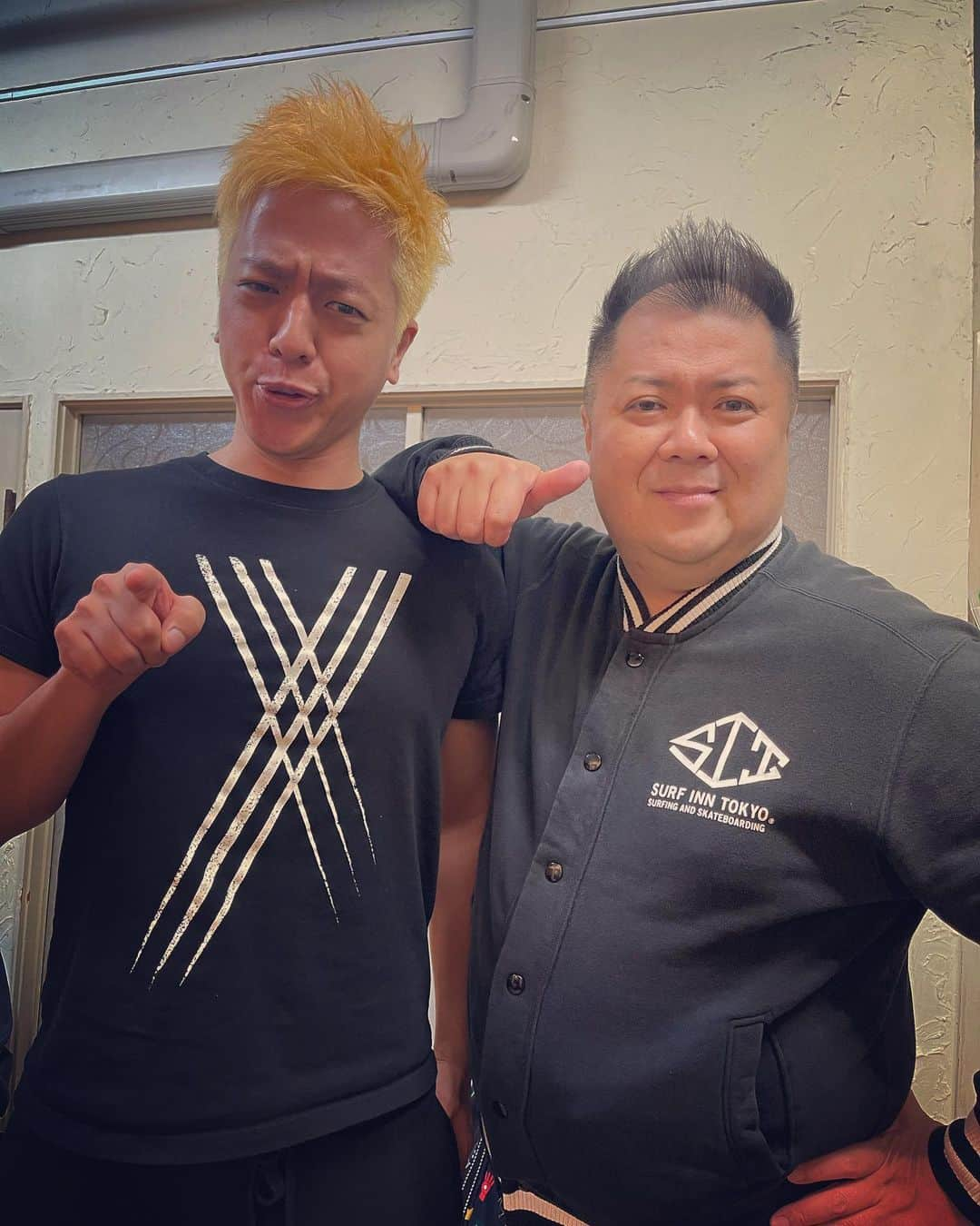 杉本知香さんのインスタグラム写真 - (杉本知香Instagram)「小杉さん確実にぽっちゃり維持🤣 体重計乗ってないそうなので体重わからないけど MAX119kgと激痩せ88kgの写真と比べると ちょうど真ん中くらいに見えるので0.1tあるかと🤣 もう呼吸法でシュッと見えなくなってきました😂  2700ツネの弟サクとパチリ😆  #中目黒美容室#ノンアプリ#呼吸法   #ブラマヨ小杉#ブラックマヨネーズ#小杉竜一 #毛なっしー#モニタリング#ホンマでっかtv #アメトーーク#薄毛バレたくない芸人 #村上マヨネーズのツッコませて頂きます  #薄毛#ハゲ#バレバレ#砂鉄#扇子 #黒い炎#二人三脚#サイドの生え癖強い#砂鉄動画#直鋏#直バサミ#鏡餅 #TAKAHIRO#座りのいい顔 #サク#まぼろしのアレ」4月15日 22時49分 - sugimotoc