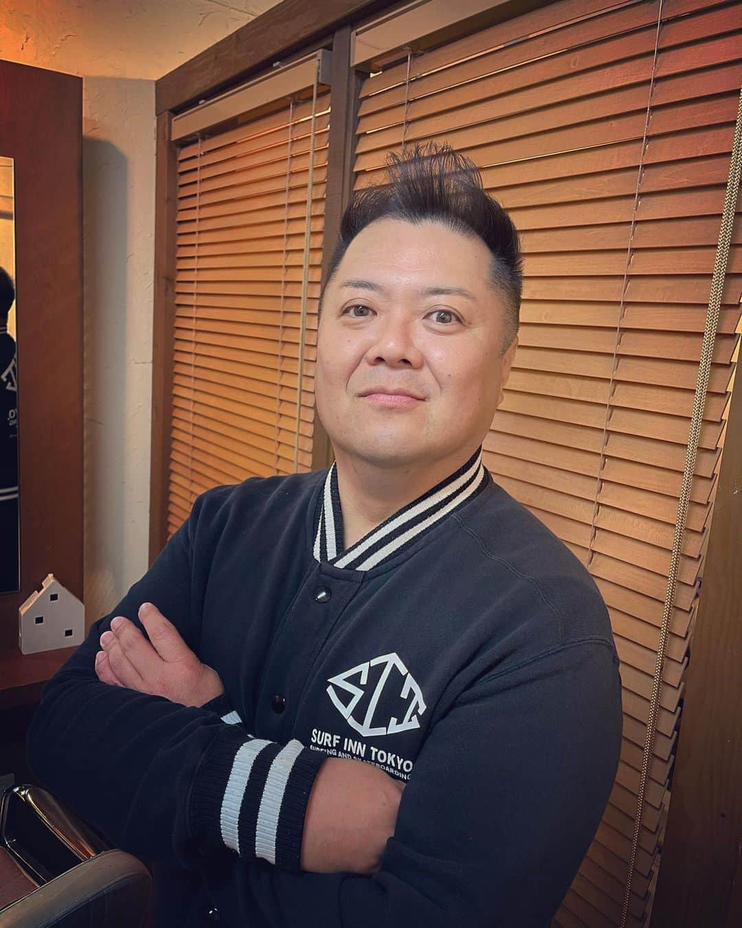 杉本知香さんのインスタグラム写真 - (杉本知香Instagram)「小杉さん確実にぽっちゃり維持🤣 体重計乗ってないそうなので体重わからないけど MAX119kgと激痩せ88kgの写真と比べると ちょうど真ん中くらいに見えるので0.1tあるかと🤣 もう呼吸法でシュッと見えなくなってきました😂  2700ツネの弟サクとパチリ😆  #中目黒美容室#ノンアプリ#呼吸法   #ブラマヨ小杉#ブラックマヨネーズ#小杉竜一 #毛なっしー#モニタリング#ホンマでっかtv #アメトーーク#薄毛バレたくない芸人 #村上マヨネーズのツッコませて頂きます  #薄毛#ハゲ#バレバレ#砂鉄#扇子 #黒い炎#二人三脚#サイドの生え癖強い#砂鉄動画#直鋏#直バサミ#鏡餅 #TAKAHIRO#座りのいい顔 #サク#まぼろしのアレ」4月15日 22時49分 - sugimotoc