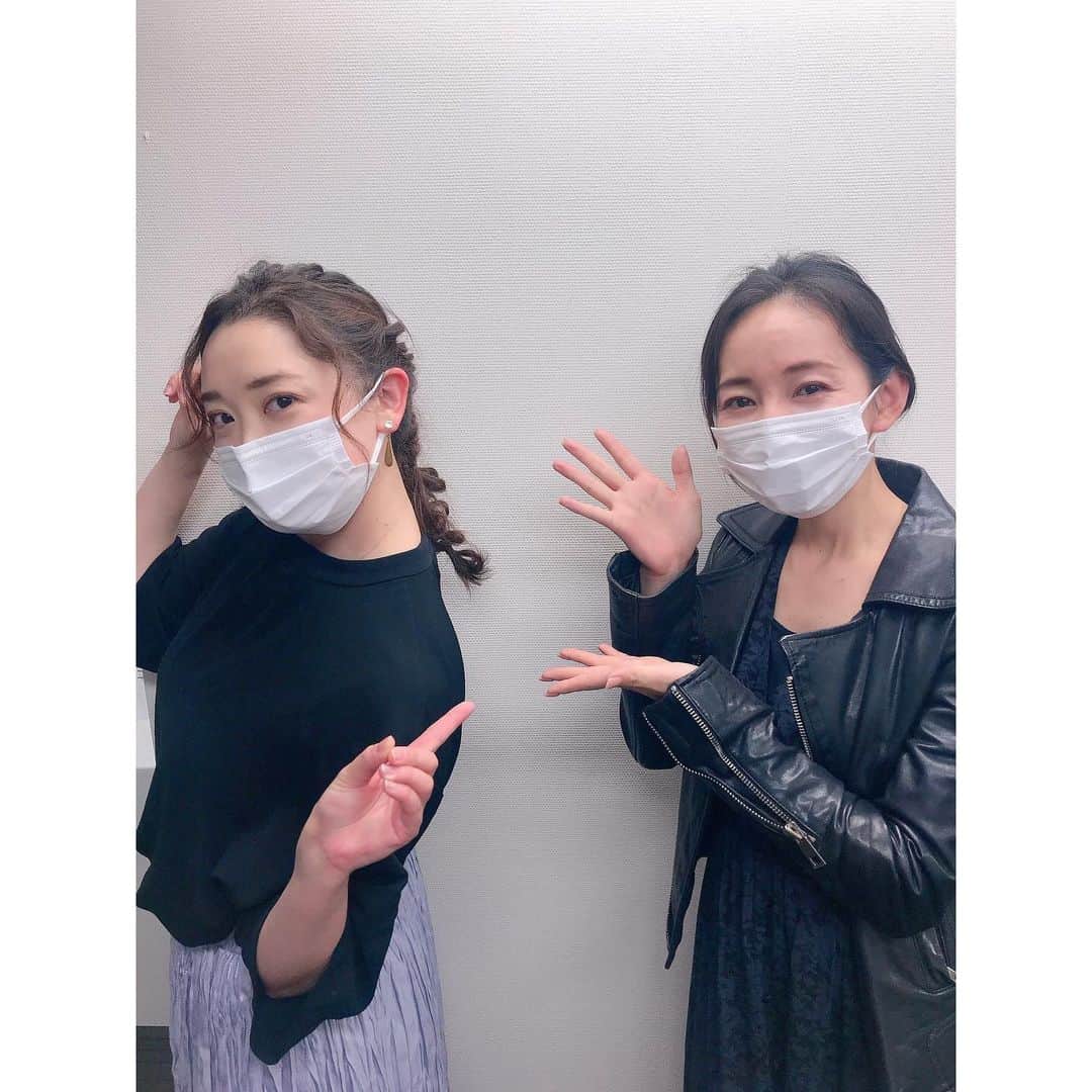 咲希あかねのインスタグラム：「本日の#birthdaygirl ❤️ #花陽みく ちゃん🎉  今日は終日、舞台稽古だったので髪型をHappyにと思って、かわいくアレンジしちゃったぁ😘 似合うーーー✨✨  あわてんぼうのちびまる子ちゃん😂笑 今年こそは落ち着いた大人の女性になるっ！！…とのことです😊 たーのーしーみー♪笑  #happybirthday #花陽みら #月組  #ヘアアレンジ #ヘアスタイル #ヘアセット #編みおろし #hair #hairstyle #hairarrange」