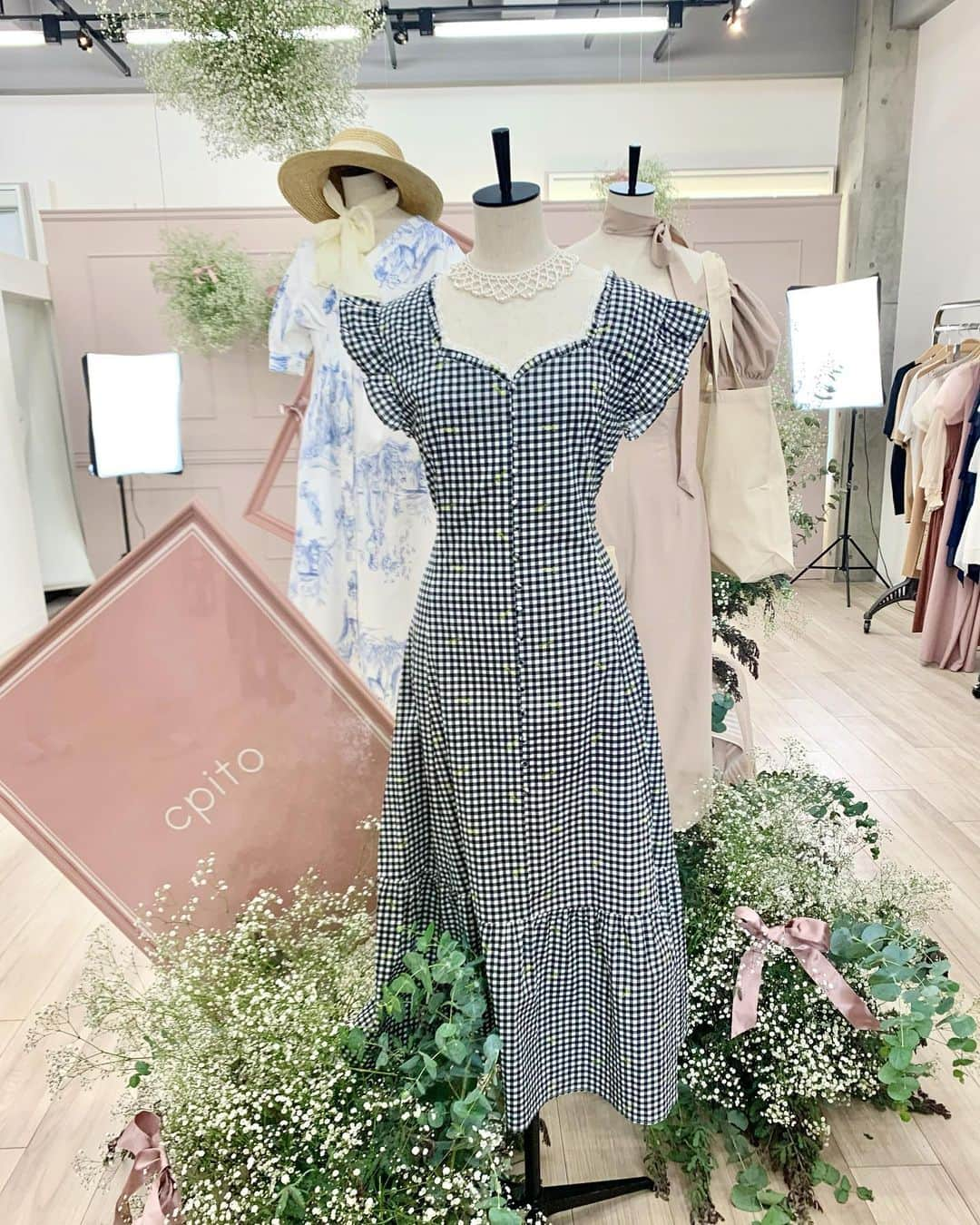 吉川ちかさんのインスタグラム写真 - (吉川ちかInstagram)「今日はキララちゃんの お洋服の展示会へ行ったよ☺️💕 (@asukakiraran ) (@cpito_official ) . 可愛すぎてやばい… キララちゃんの世界観👗が たくさんつまったお洋服でした🥺💓 素敵すぎて…感激しました！ オーダーしたお洋服届くのたのしみ🙌 . #展示会#お洋服#春服#ギンガムチェック#ワンピース#明日花キララちゃん#可愛かった#ありがとうございました」4月15日 23時21分 - yoshikawachika_1116