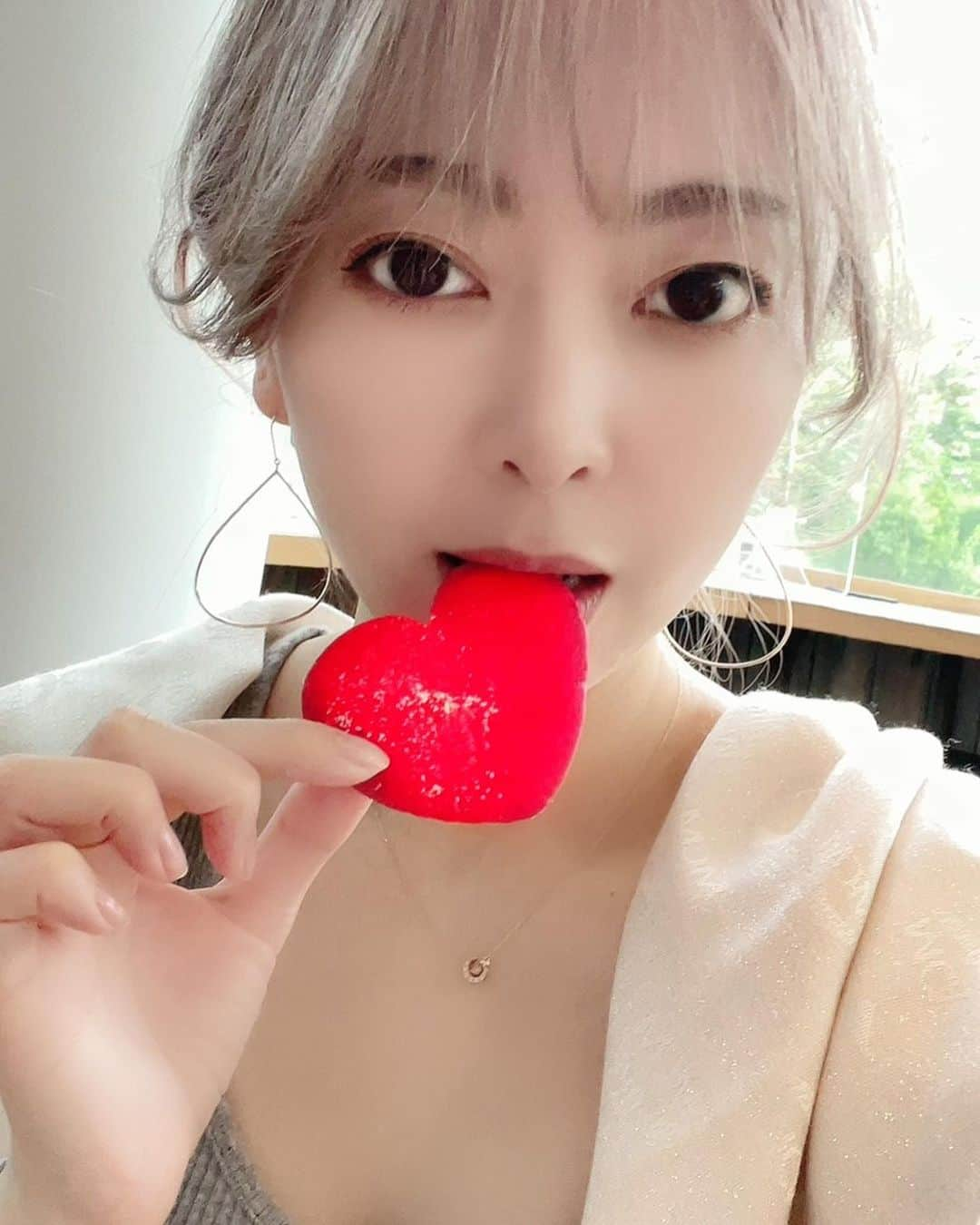 榎本温子のインスタグラム：「虎ノ門ヒルズカフェでいちごアフタヌーンティーしてきました🍓  パティシエさんのアイディアたっぷりのメニューすごく楽しめました！ケーキにハバネロがかかってたり😳甘いものだけでなく、お食事も少し付いているので大満足です✨  ドリンクも種類多かったなー！アルコールもありましたよ☺️気に入ったのはレモングラス昆布茶😳美味しかったー！  一休から予約して1人3900円でした！フリードリンク付🍹✨  みなさんも❤️かじってお写真撮ってみてください☺️  みなさんのいいね！と保存待ってます！AIがお勧めにしてくれるらしい☺️  #虎ノ門ヒルズカフェ #虎ノ門ヒルズ #アフタヌーンティー #いちごアフタヌーンティー #カフェ #cafe #❤️ #🍓」