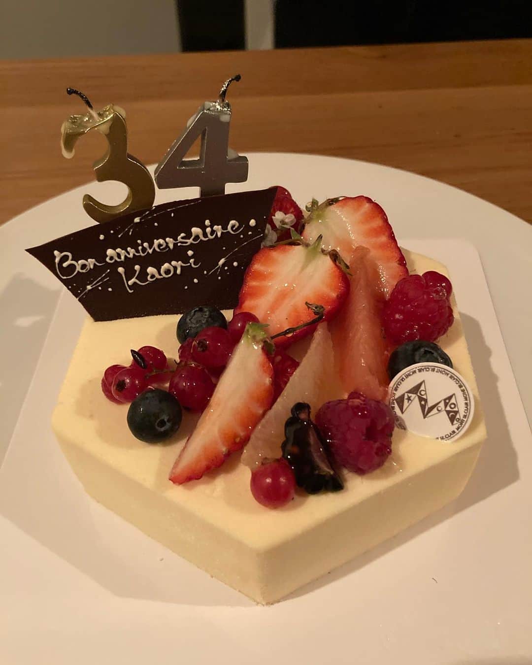 Karinさんのインスタグラム写真 - (KarinInstagram)「C’est la vie  今年のバースデーケーキは、久々に @mont_st_clair_  のセラヴィ（これぞ我が人生） メッセージプレートの文字まで美しかったです。 なんだか私の「今」にぴったりなケーキを無意識に選んだ気がしてます。 お祝いありがとう♡  #montstclair #sweets #karinsgourmet」4月15日 23時28分 - kaorikarin_u