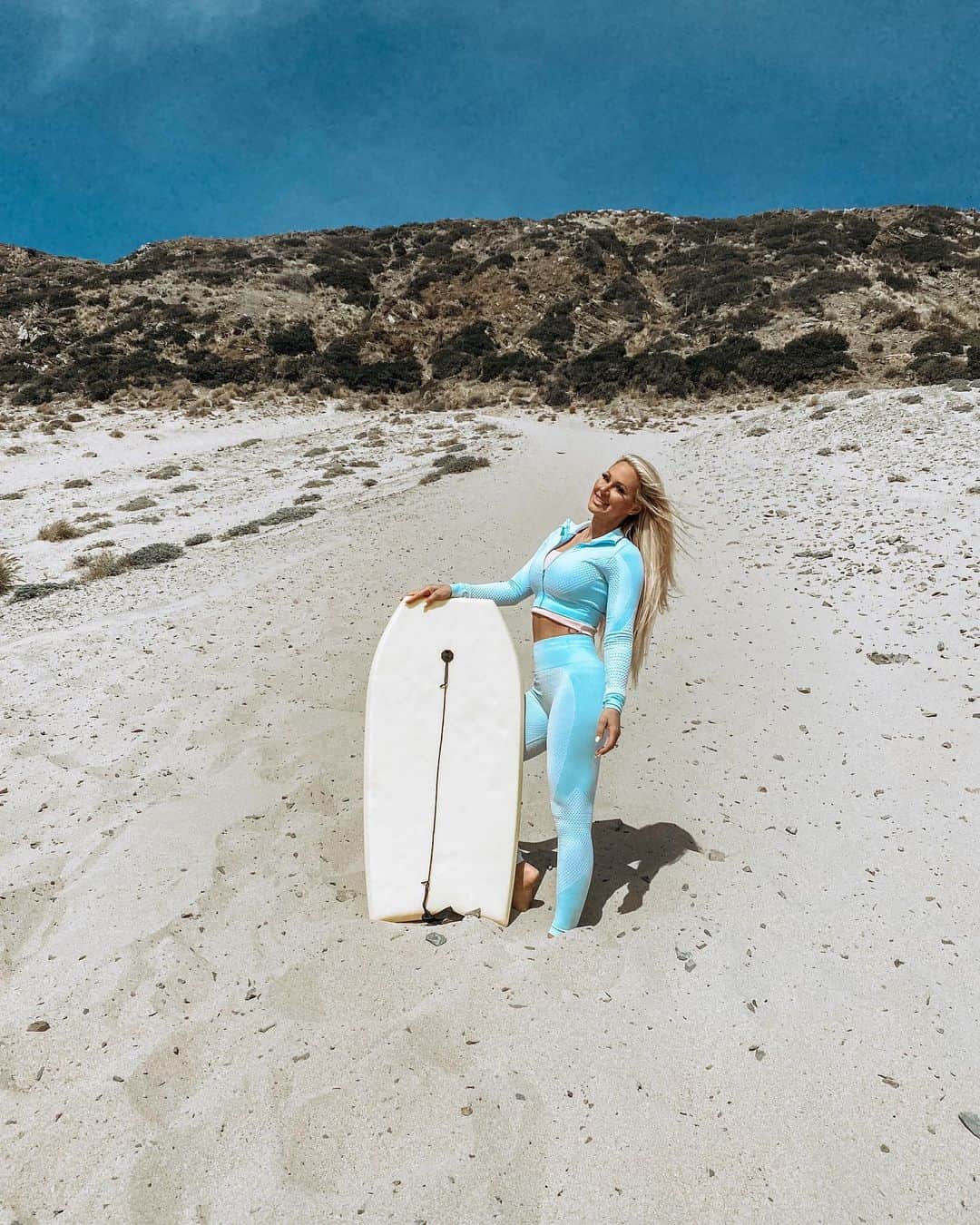 Kindly Myersのインスタグラム：「Yesterday we went boogie boarding down a sand dune in Malibu thanks for showing me how to do this @thomas_prusso_photography and for being a human sled」