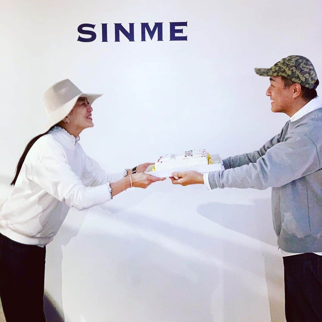 板谷由夏 さんのインスタグラム写真 - (板谷由夏 Instagram)「3日間の展示会が終わった。 SINME  @sinmedenim を立ち上げて 6年。展示会を始めて5年。 10回目となりました。 今回もたくさんの方々に来ていただきました、ありがとうございました😊 終わったあとに、サプライズ！ 5年前と同じ！ 嬉しい。本当に嬉しい。 SINME を通して、たっくさんの 出会いがあります。人生の宝です。 10年目指して、また進みます。　 これからも、どうぞよろしくお願いします！」4月16日 0時03分 - yukaitaya