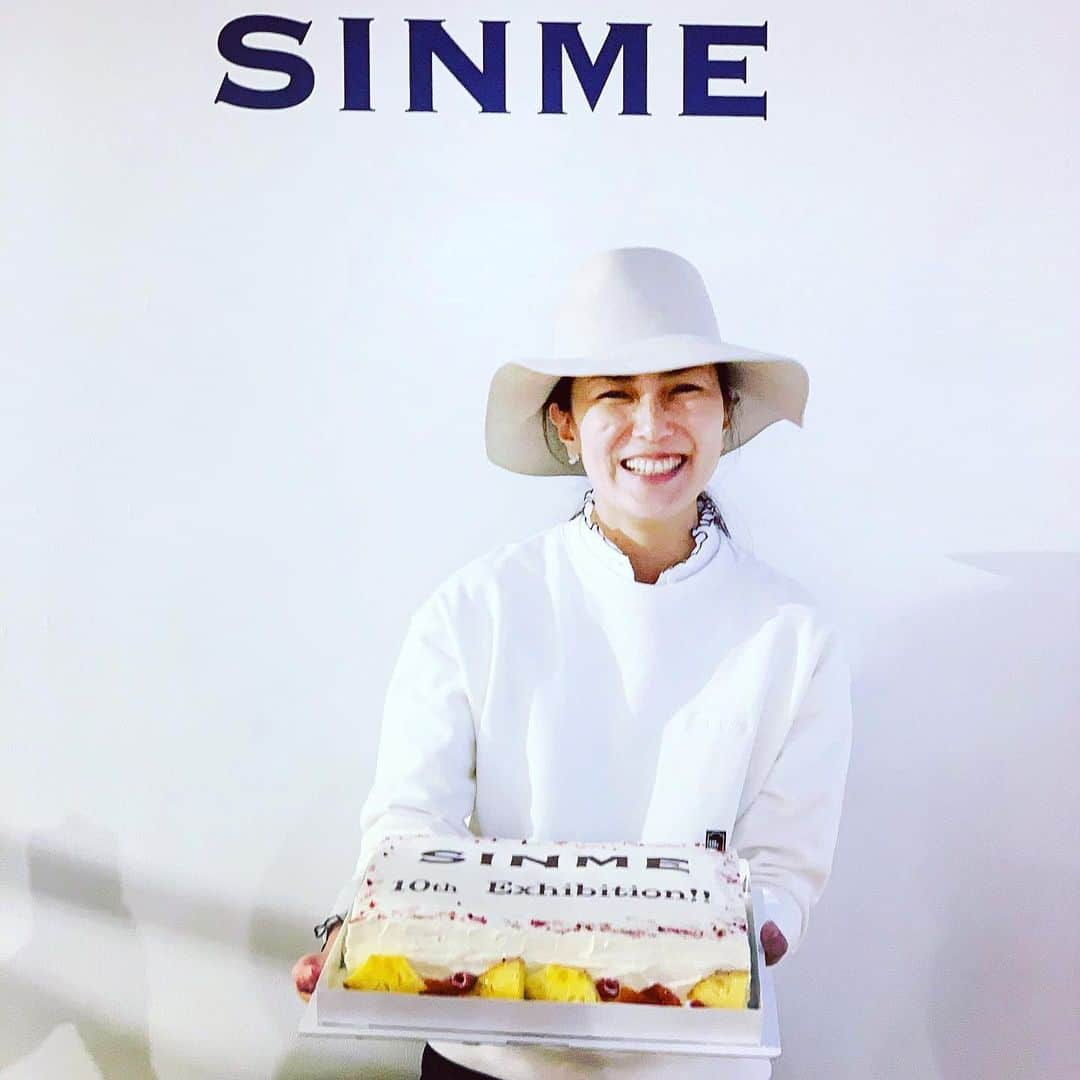 板谷由夏 さんのインスタグラム写真 - (板谷由夏 Instagram)「3日間の展示会が終わった。 SINME  @sinmedenim を立ち上げて 6年。展示会を始めて5年。 10回目となりました。 今回もたくさんの方々に来ていただきました、ありがとうございました😊 終わったあとに、サプライズ！ 5年前と同じ！ 嬉しい。本当に嬉しい。 SINME を通して、たっくさんの 出会いがあります。人生の宝です。 10年目指して、また進みます。　 これからも、どうぞよろしくお願いします！」4月16日 0時03分 - yukaitaya