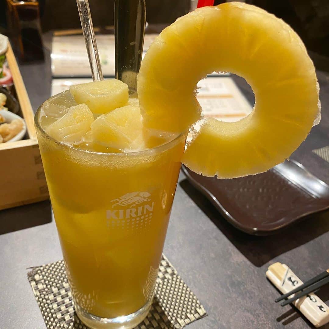 清原梨央のインスタグラム：「クセすごぉ！！なジュースを飲んだけん見てください。🍹 パイナップルゴロゴロ入っとって美味しかったーー☺️  明日は名古屋に移動ですっ🚗  #パイン #ジュース」