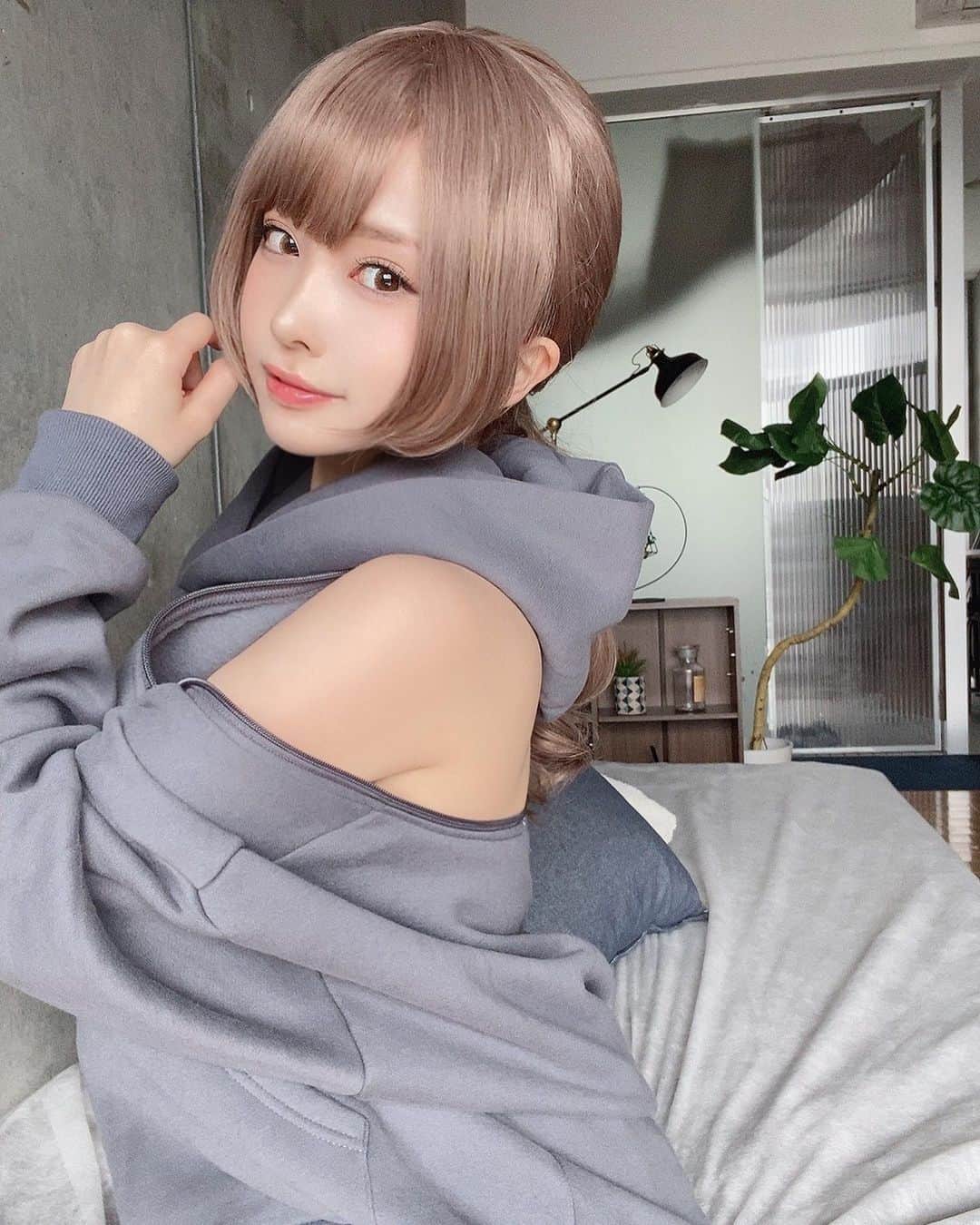 のインスタグラム：「背中開きパーカー？  . . . . . .  #cosplayer #cosplaygirl #photo #photography #japanesegirl #fashion #ootd #coordinate #selfie #selca #コスプレイヤー #ファッション #コーデ #私服 #デイリールック #코스프레 #패션 #코디 #데일리룩 #角色扮演者 #hoodie #パーカー」