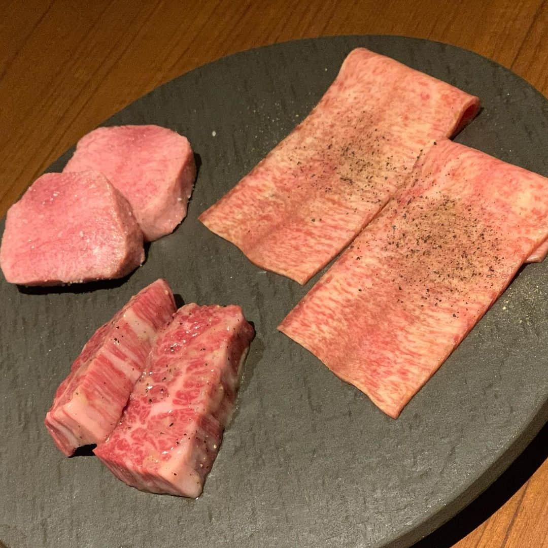 大槻ひびきさんのインスタグラム写真 - (大槻ひびきInstagram)「ここみんと 焼肉うしごろ表参道店へ 行ってきたよ😊 (@ushigoro_yakiniku) お肉大好き！ うしごろさんまた行きたいなと思ってたので とっても楽しみにしてました🌸 どのお肉も美味しい🥳 トリュフも大好きだから トリュフ乗ってるお肉がお気に入りメニューになりました🌸 おいしかったです😊 また行きますー！🥰✨ #うしごろ #ushigoro #うしごろ表参道店 #ushigorobambina  #ushigorokan #焼肉」4月16日 1時15分 - yanhibi0221