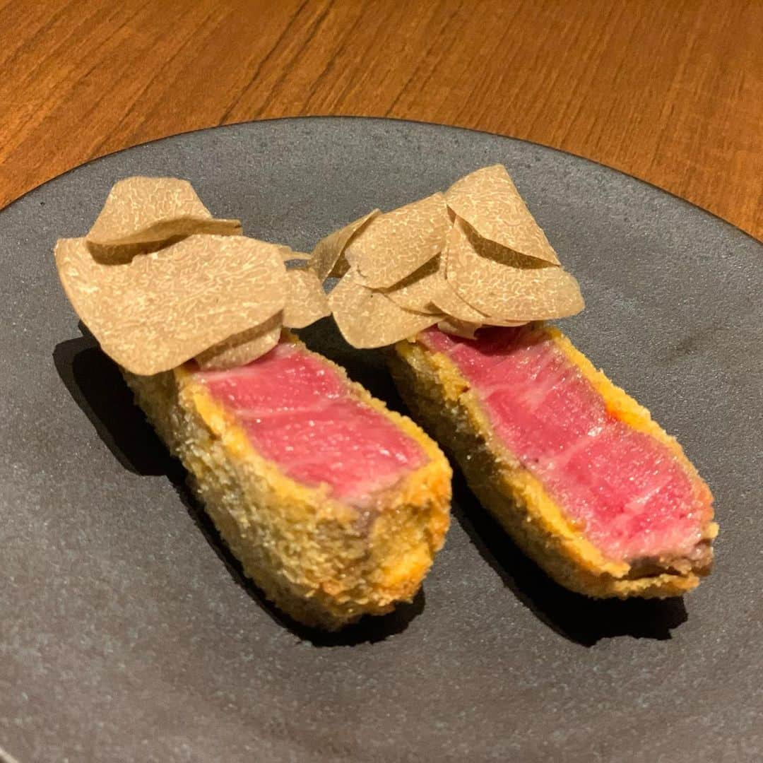 大槻ひびきさんのインスタグラム写真 - (大槻ひびきInstagram)「ここみんと 焼肉うしごろ表参道店へ 行ってきたよ😊 (@ushigoro_yakiniku) お肉大好き！ うしごろさんまた行きたいなと思ってたので とっても楽しみにしてました🌸 どのお肉も美味しい🥳 トリュフも大好きだから トリュフ乗ってるお肉がお気に入りメニューになりました🌸 おいしかったです😊 また行きますー！🥰✨ #うしごろ #ushigoro #うしごろ表参道店 #ushigorobambina  #ushigorokan #焼肉」4月16日 1時15分 - yanhibi0221