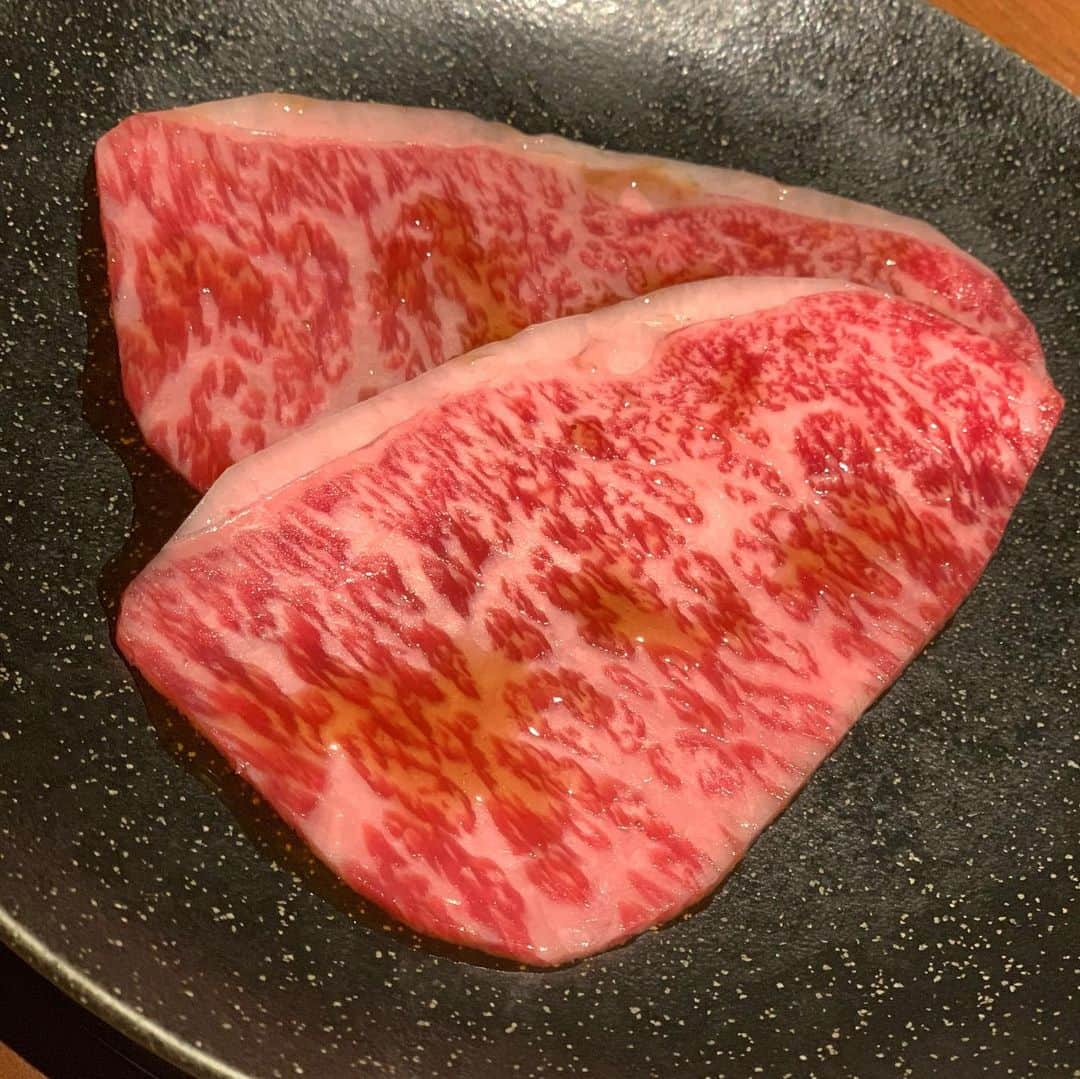 大槻ひびきさんのインスタグラム写真 - (大槻ひびきInstagram)「ここみんと 焼肉うしごろ表参道店へ 行ってきたよ😊 (@ushigoro_yakiniku) お肉大好き！ うしごろさんまた行きたいなと思ってたので とっても楽しみにしてました🌸 どのお肉も美味しい🥳 トリュフも大好きだから トリュフ乗ってるお肉がお気に入りメニューになりました🌸 おいしかったです😊 また行きますー！🥰✨ #うしごろ #ushigoro #うしごろ表参道店 #ushigorobambina  #ushigorokan #焼肉」4月16日 1時15分 - yanhibi0221