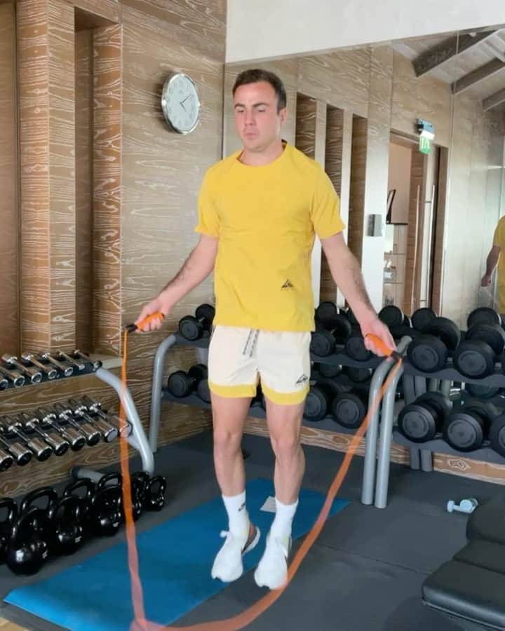 マリオ・ゲッツェのインスタグラム：「Rope skipping or hula hoop - which trend have you rediscovered this year? 😜 #TeamSkipping 🦘」
